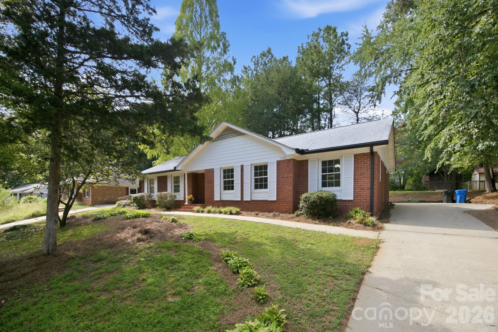 1045 S Magnolia Street Property Photo 2