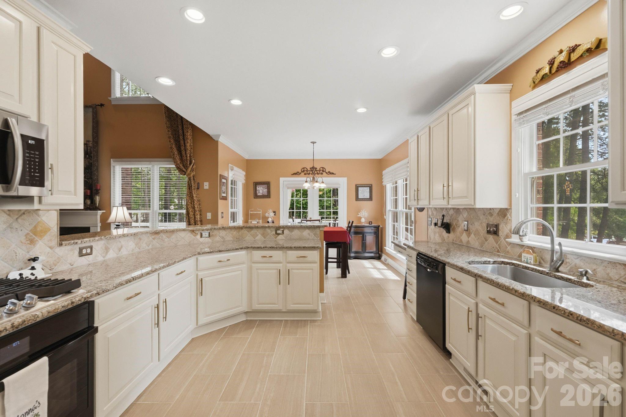 8027 Silver Jade Lane Property Photo 12