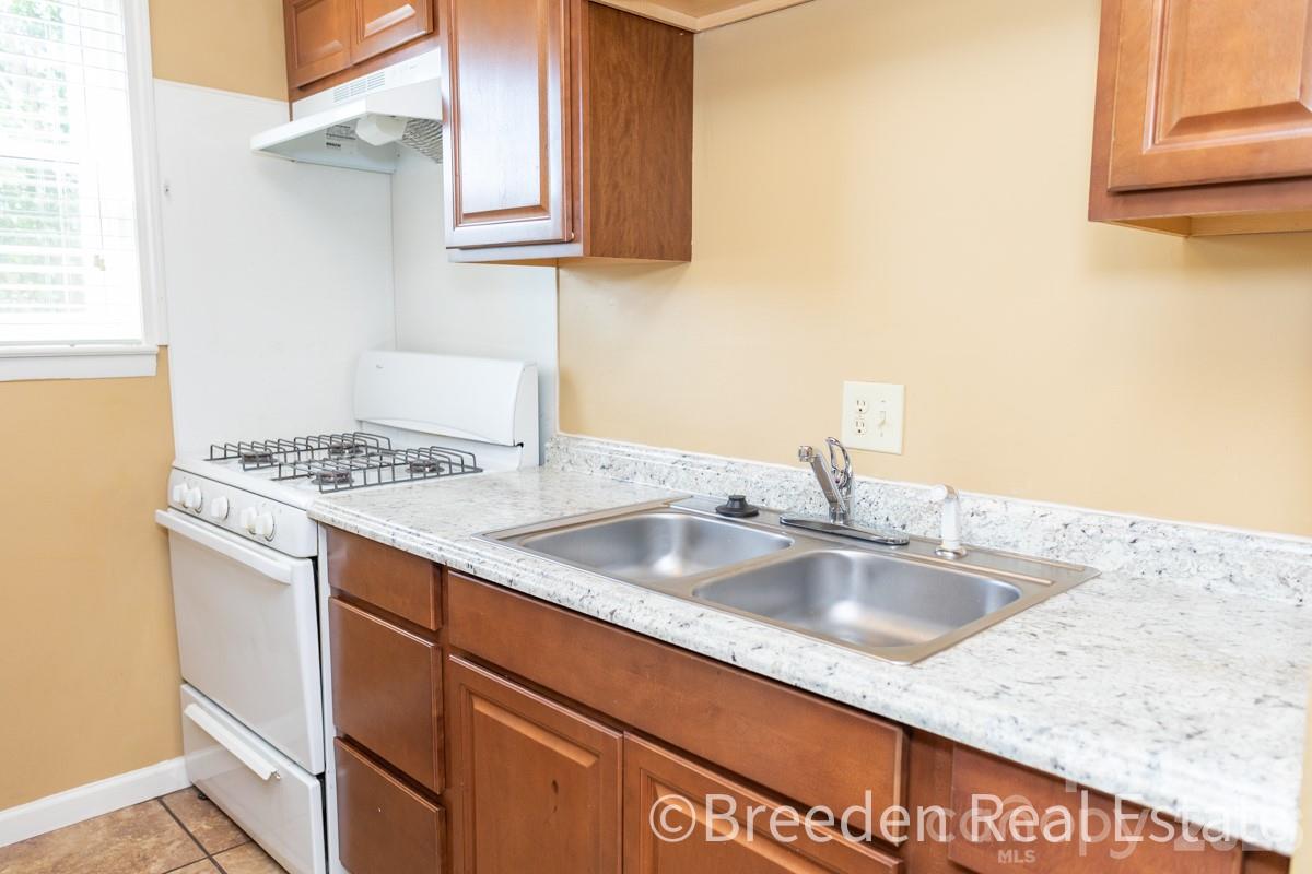239 Maple Street Property Photo 9