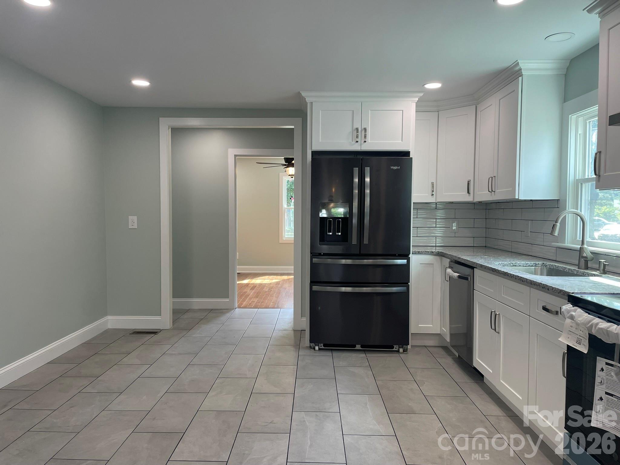 200 E White Street Property Photo 11