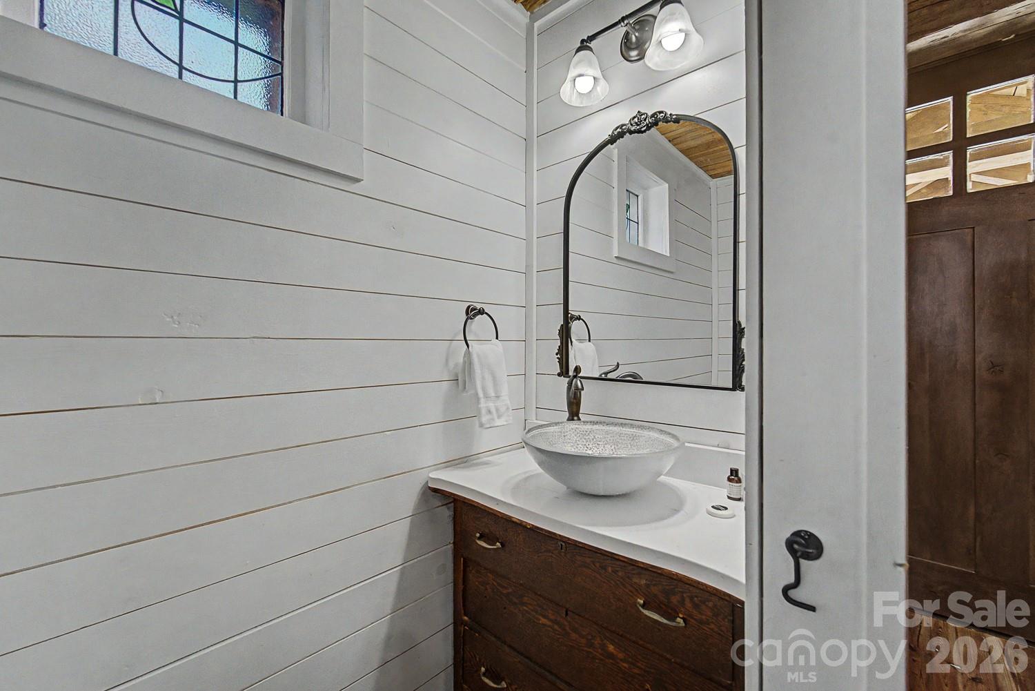 444 Look Out Point Property Photo 9