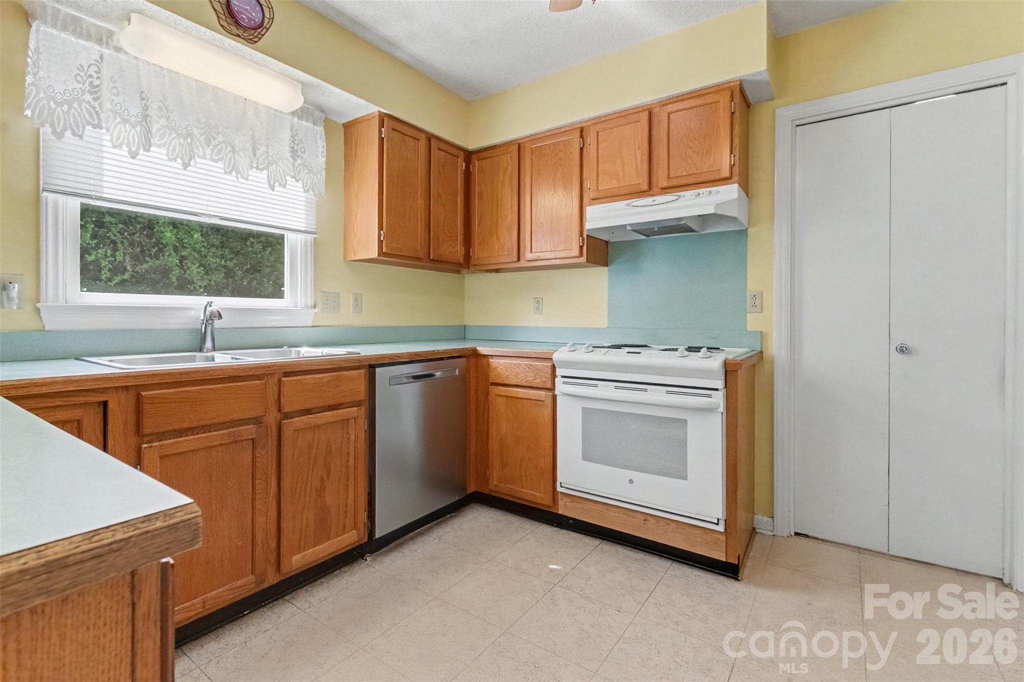 8741 Fieldgate Drive Property Photo 4