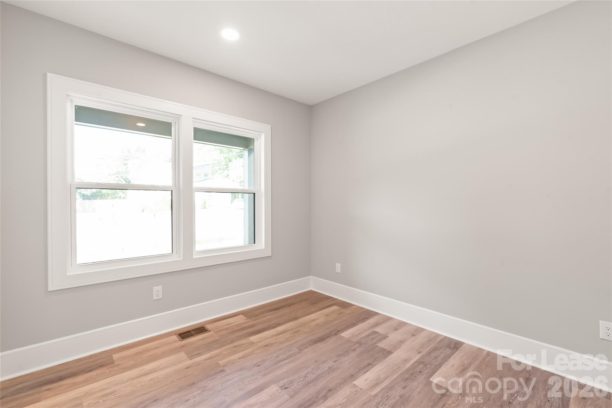 3905 Plainview Road Property Photo 6