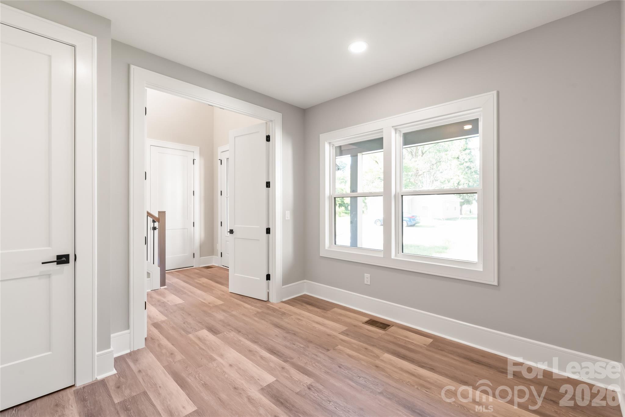 3905 Plainview Road Property Photo 7