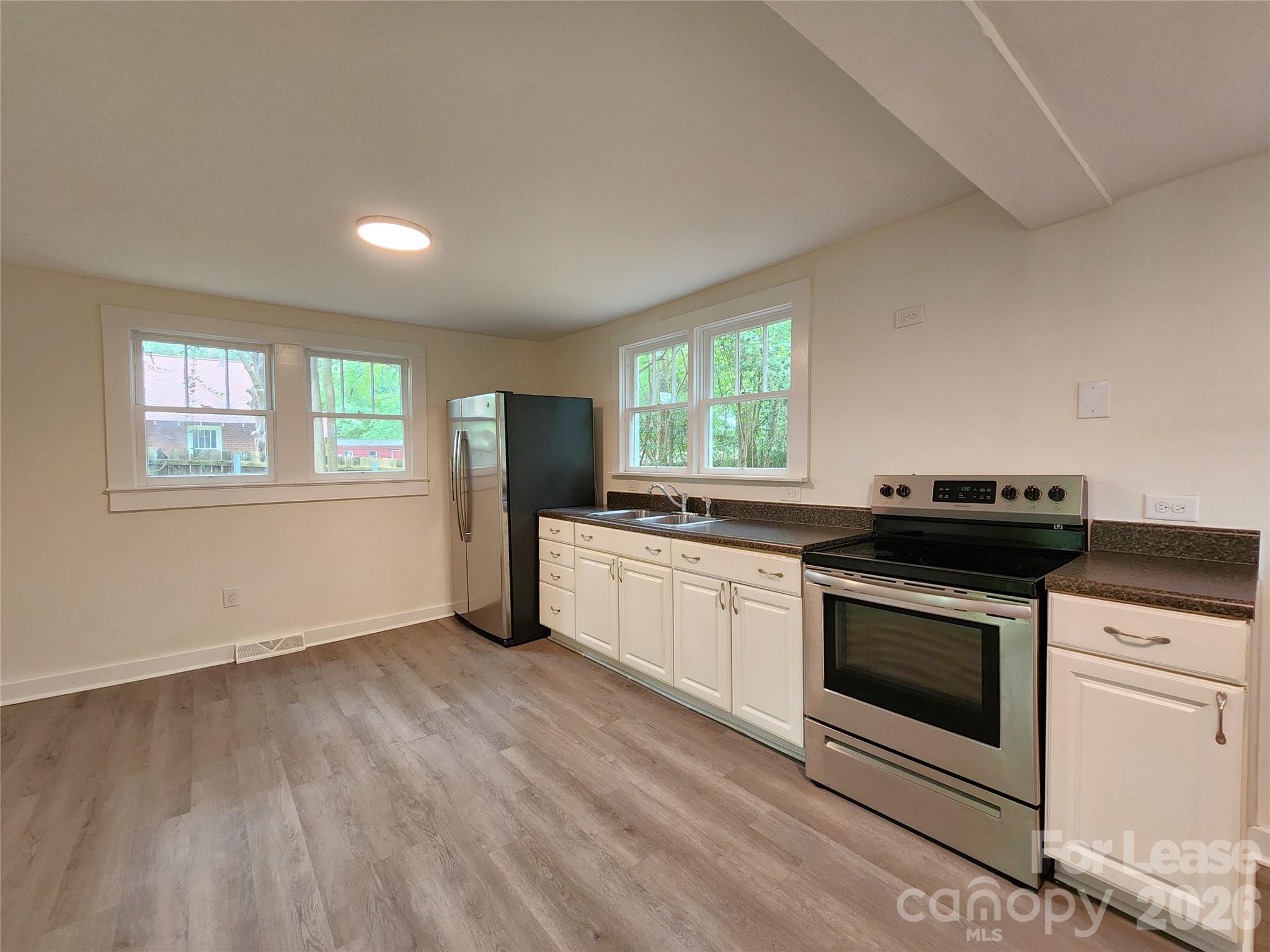 650 Harris Street Property Photo 5