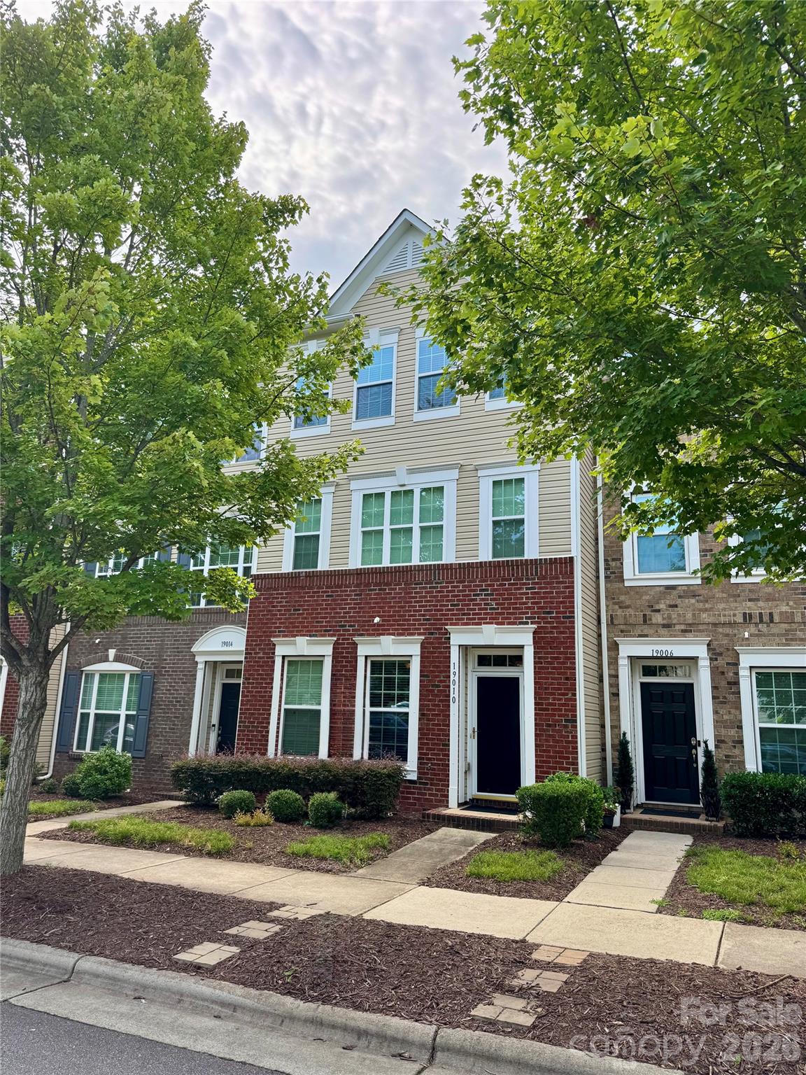 19010 Lake Breeze Drive Property Photo 1