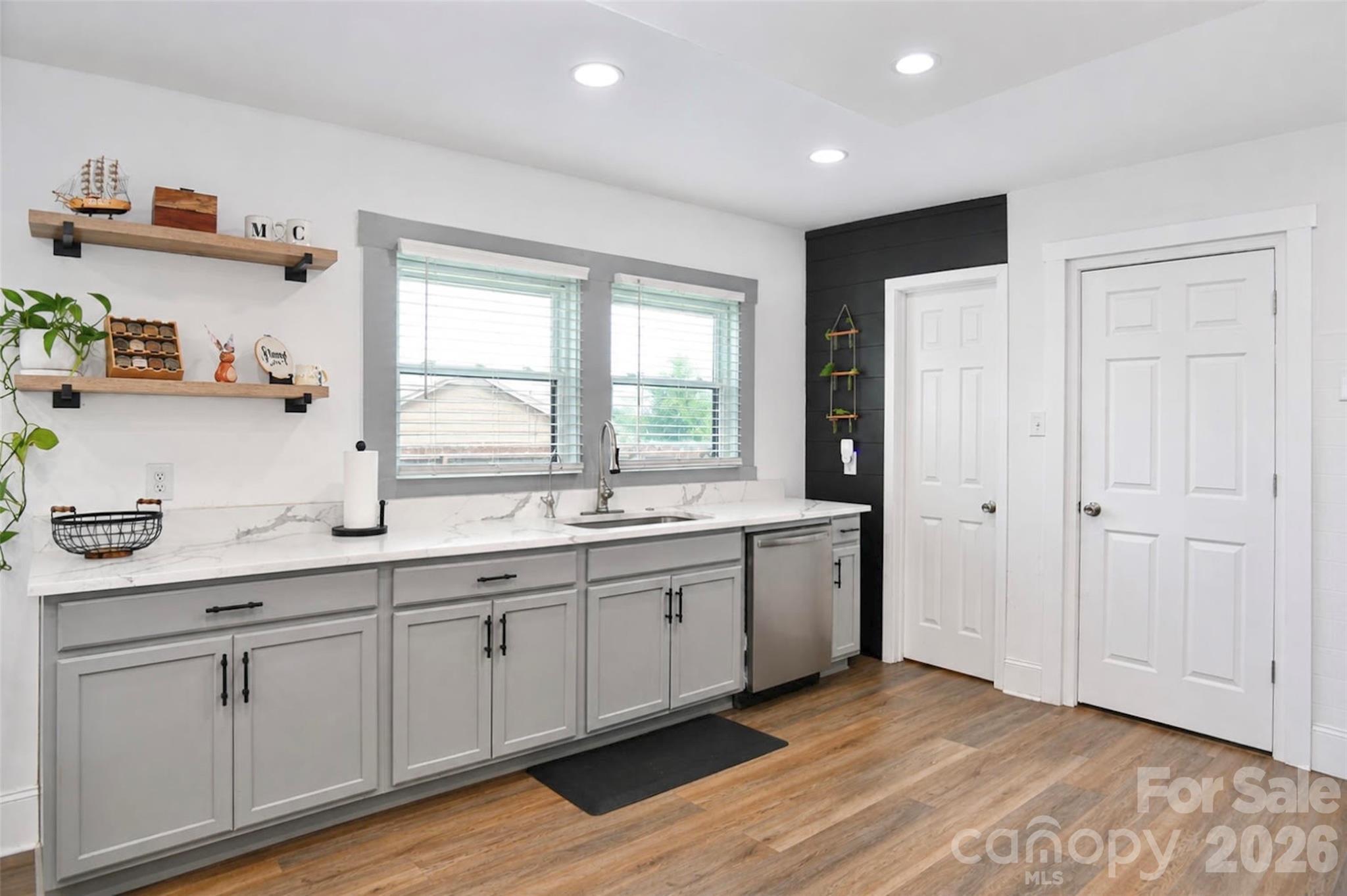710 Sloop Avenue Property Photo 10