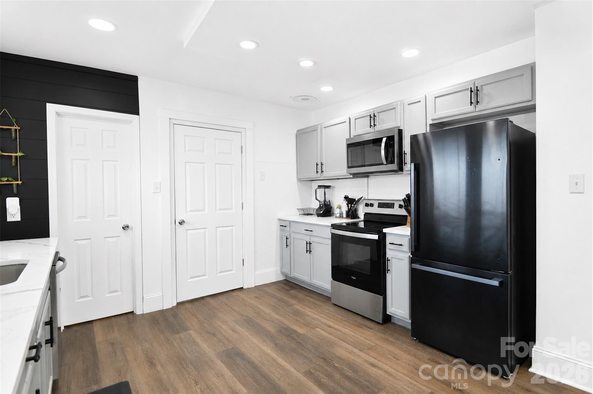 710 Sloop Avenue Property Photo 11