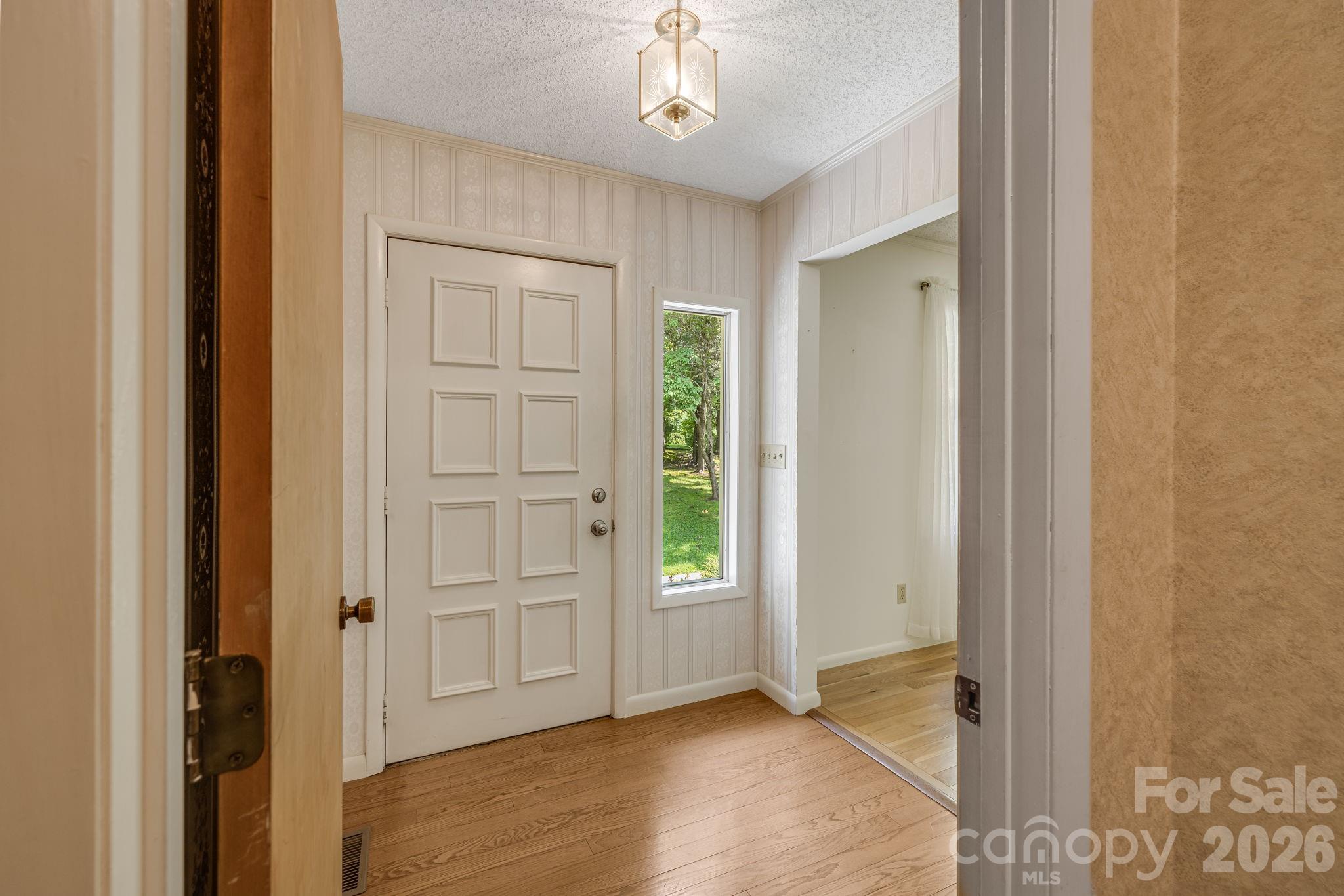 11 E Ridgeway Drive Property Photo 2