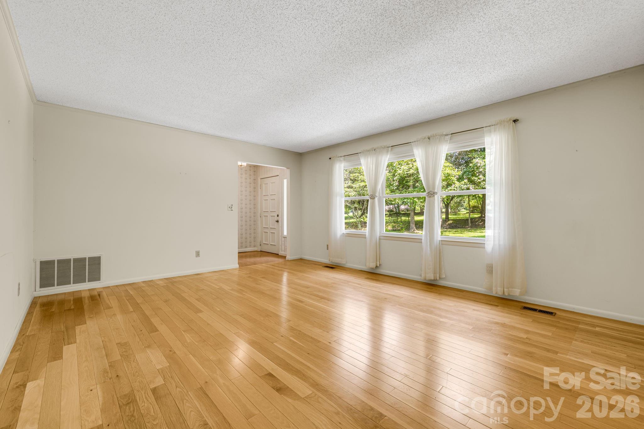 11 E Ridgeway Drive Property Photo 4