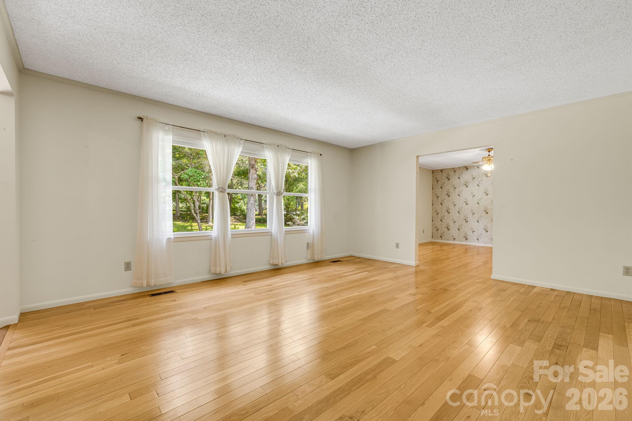 11 E Ridgeway Drive Property Photo 5