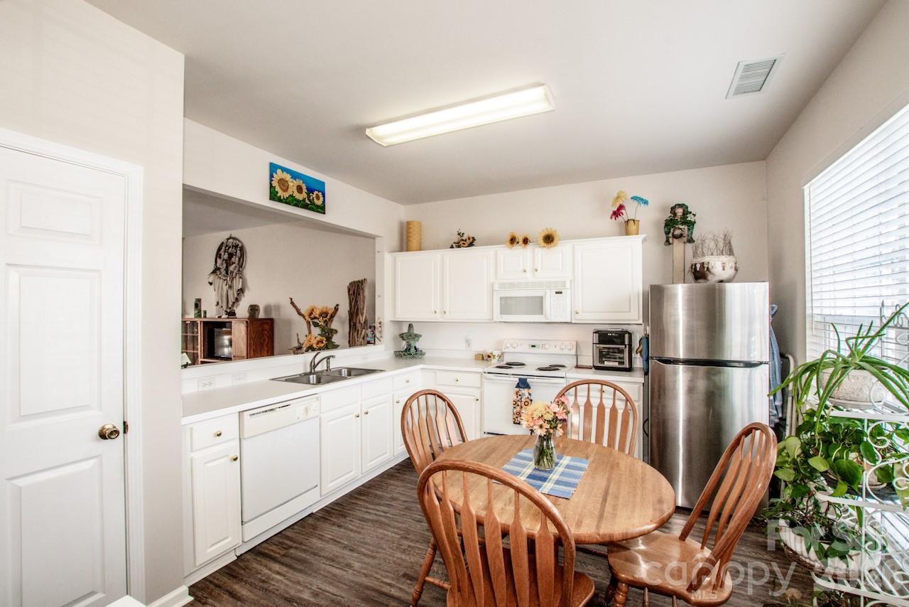 3233 Mannington Drive Property Photo 4