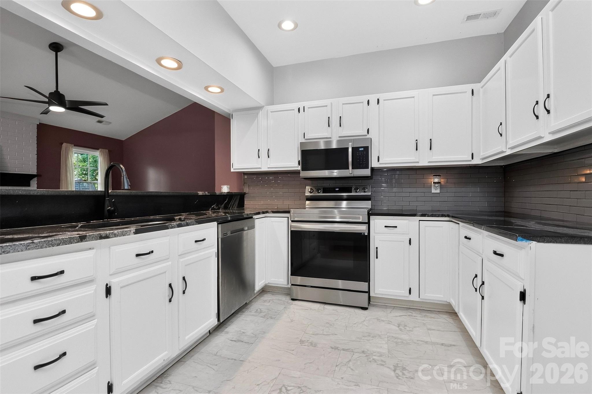 4015 Thistledown Court Property Photo 8