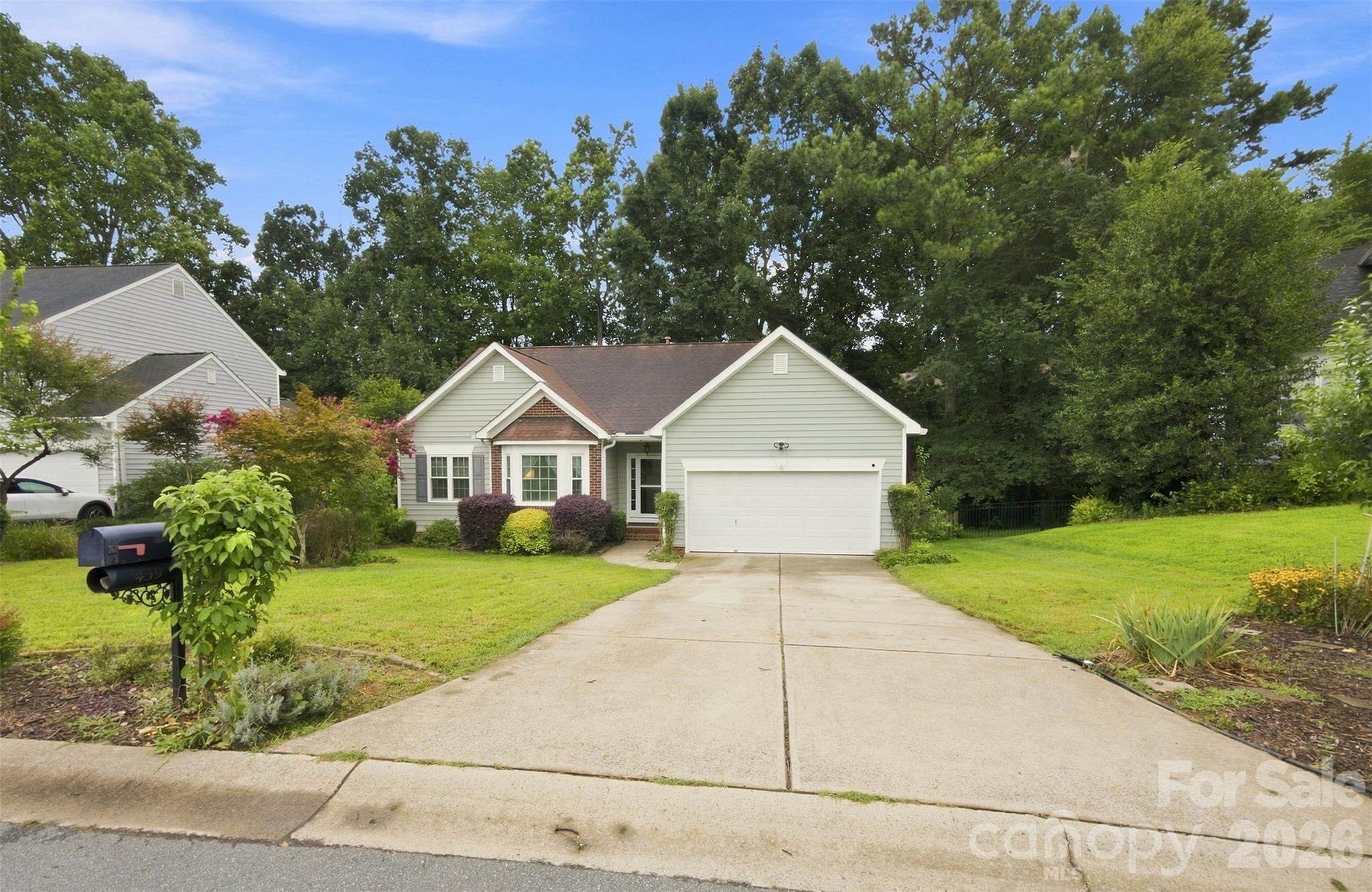 439 Glencrest Drive Property Photo 3