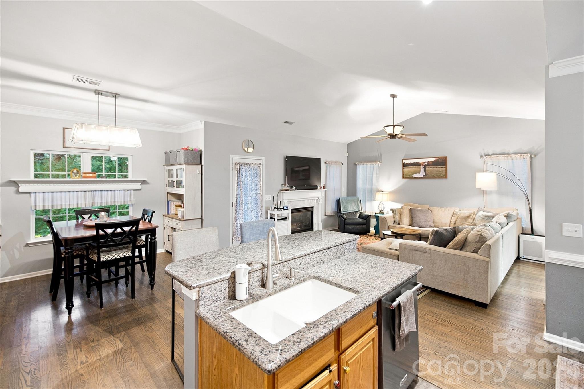 439 Glencrest Drive Property Photo 12