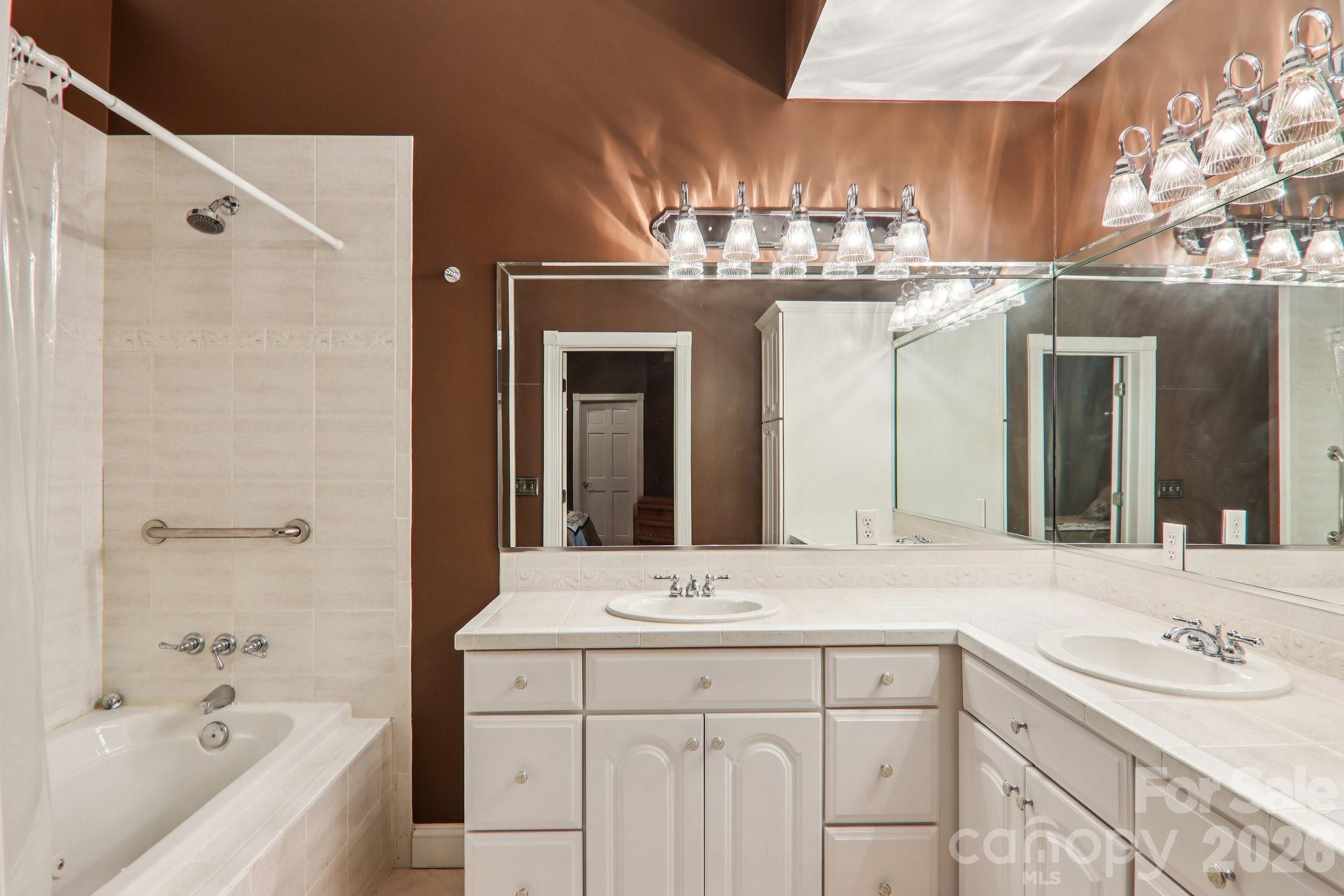 596 W Club Boulevard Property Photo 37