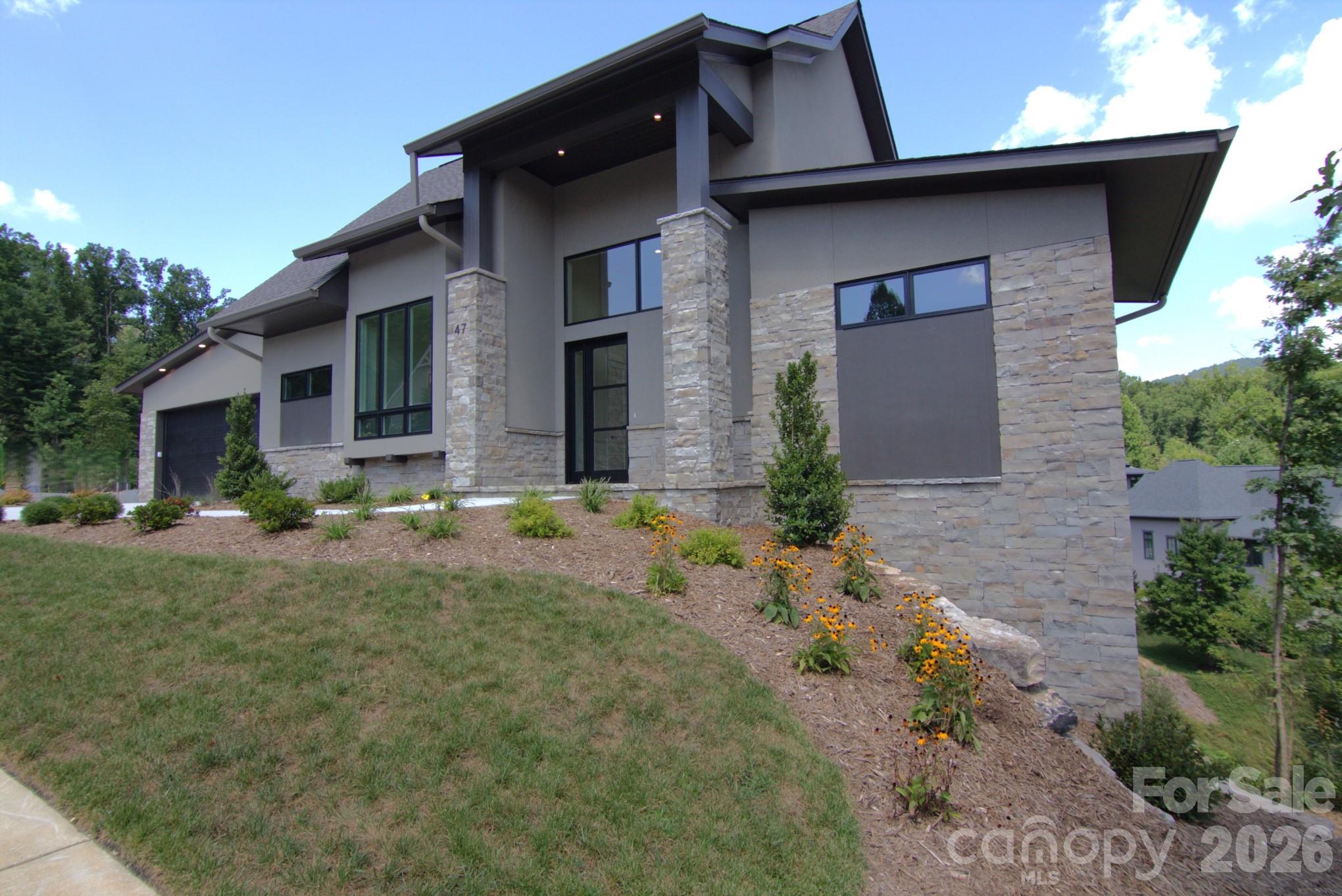 47 Versailles Lane Property Photo 2