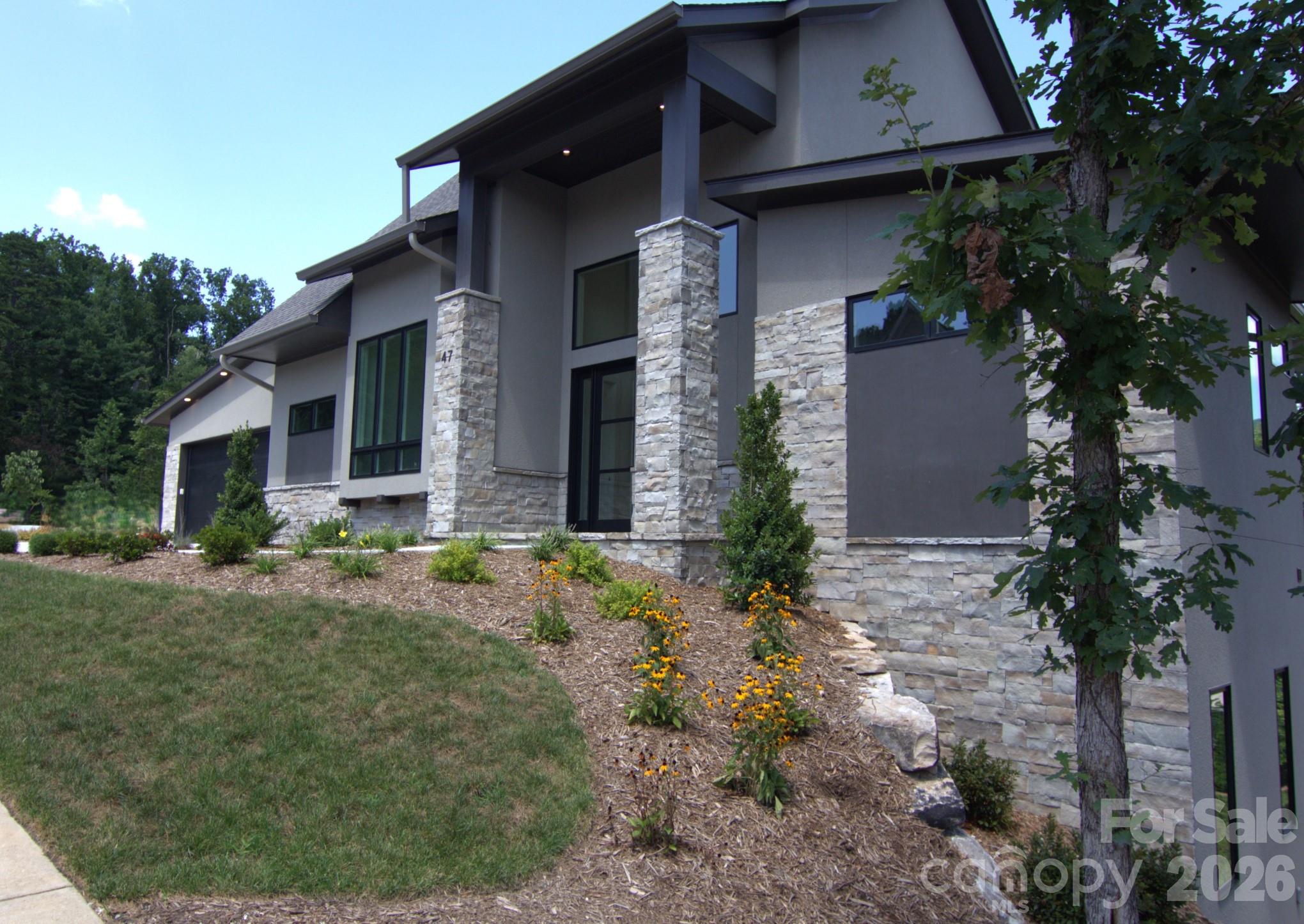 47 Versailles Lane Property Photo 3