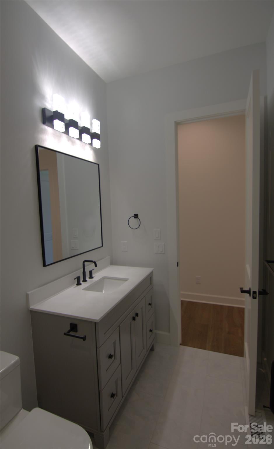 47 Versailles Lane Property Photo 32
