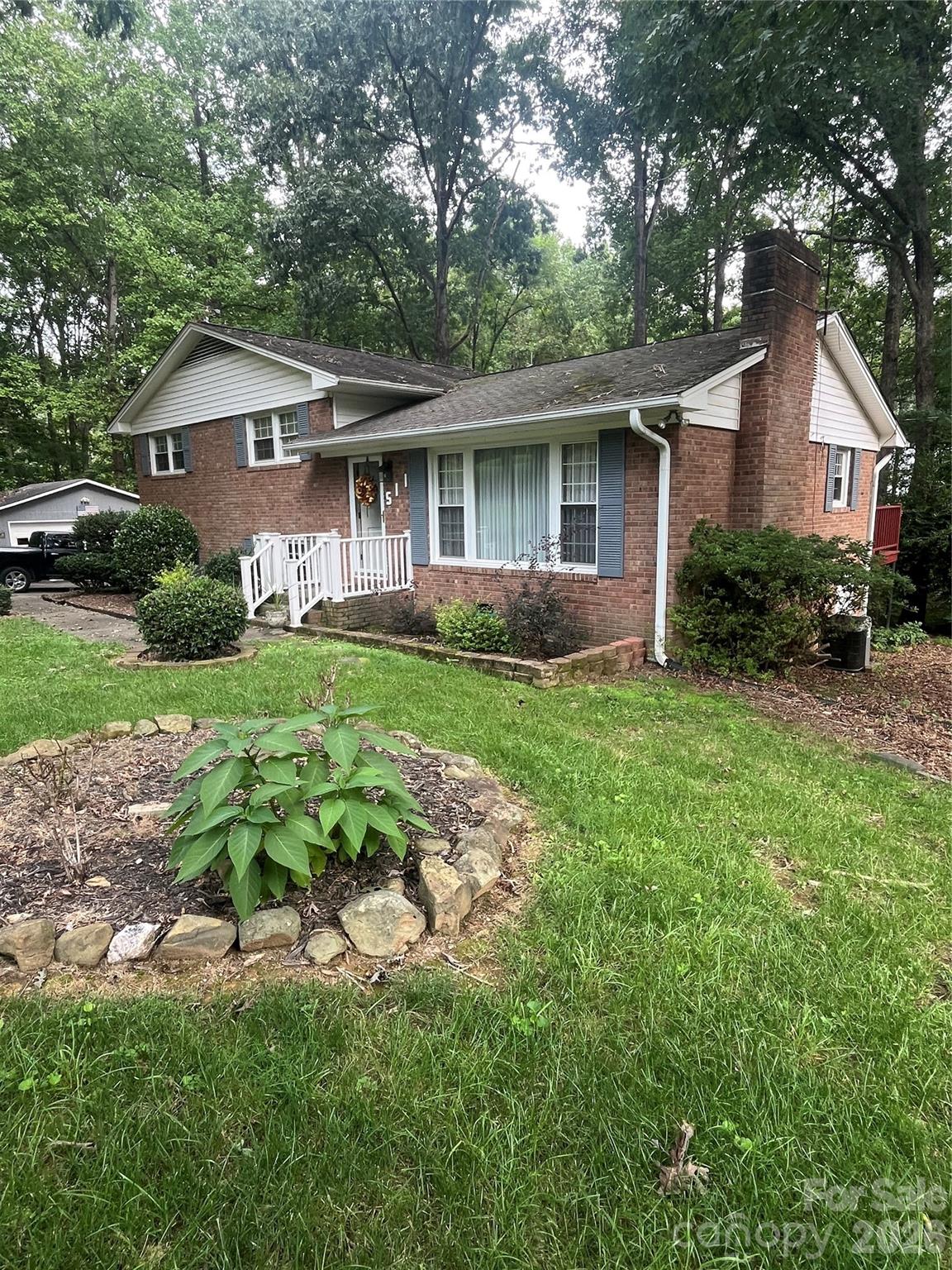 511 Crestview Drive Property Photo 1