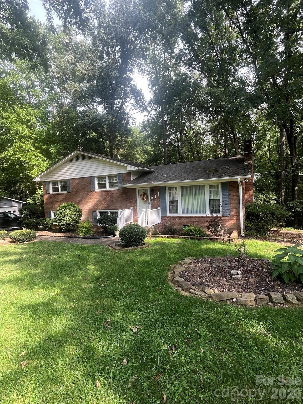 511 Crestview Drive Property Photo 2