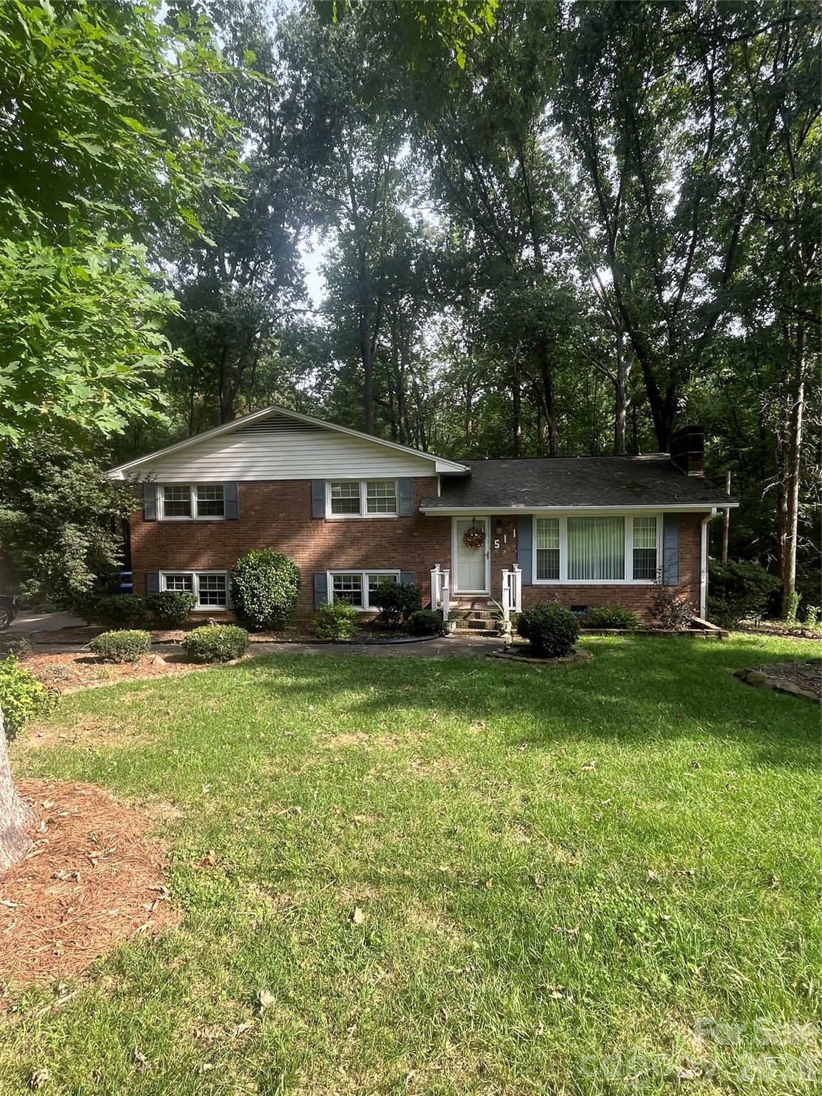 511 Crestview Drive Property Photo 3