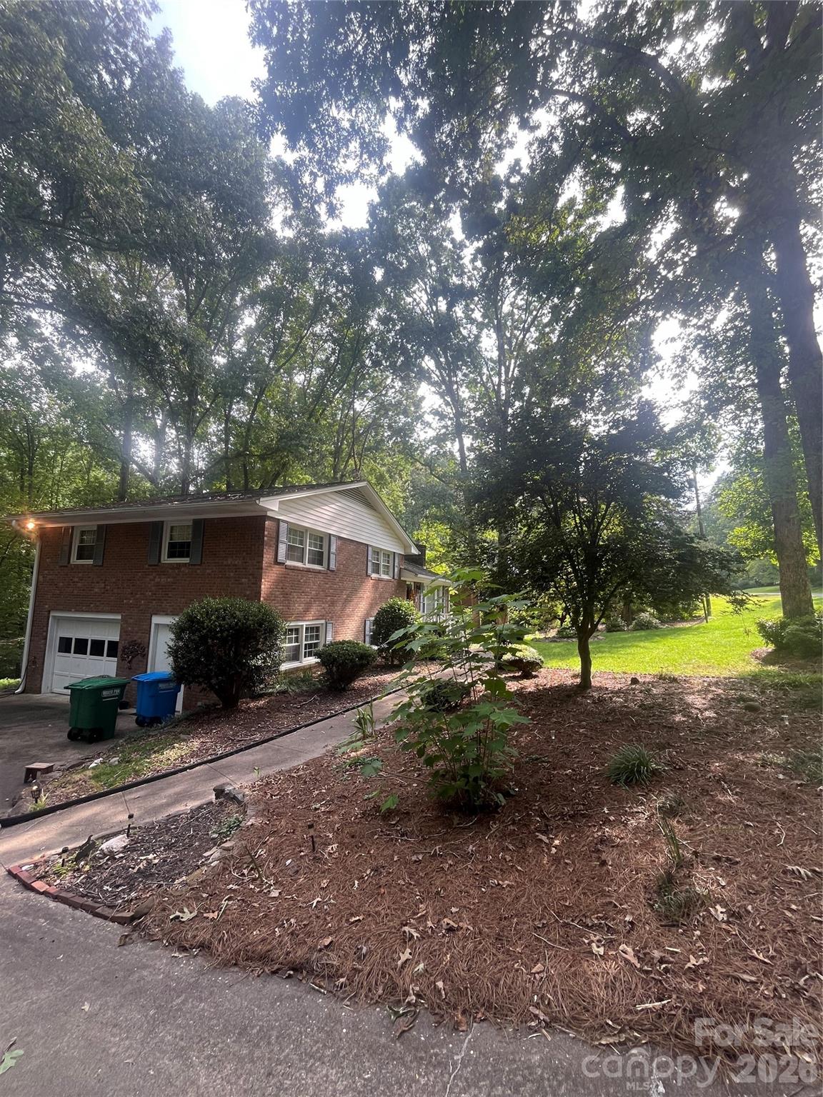 511 Crestview Drive Property Photo 4