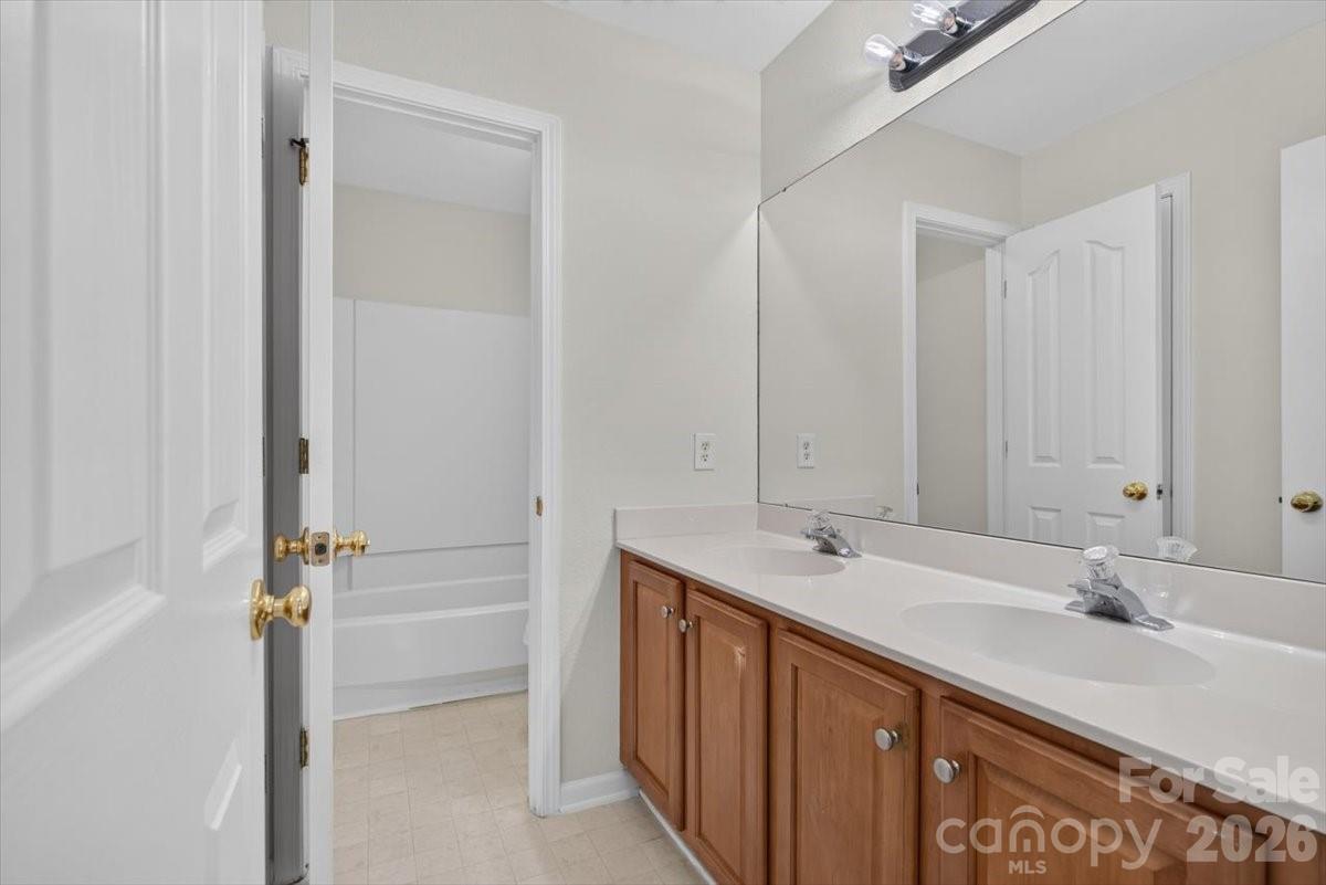 8100 Laurel Run Drive Property Photo 24