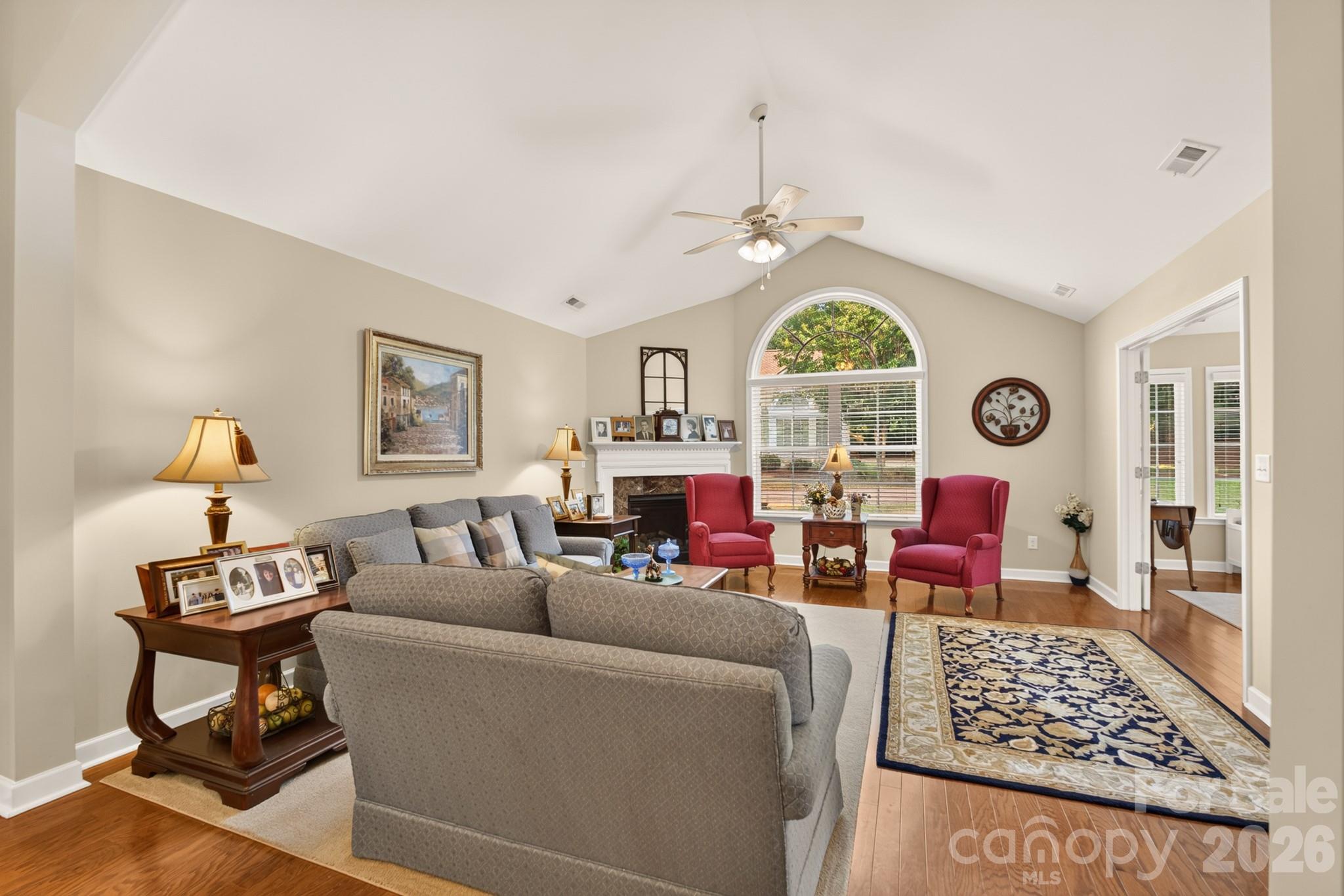 128 Lone Oak Circle Property Photo 5