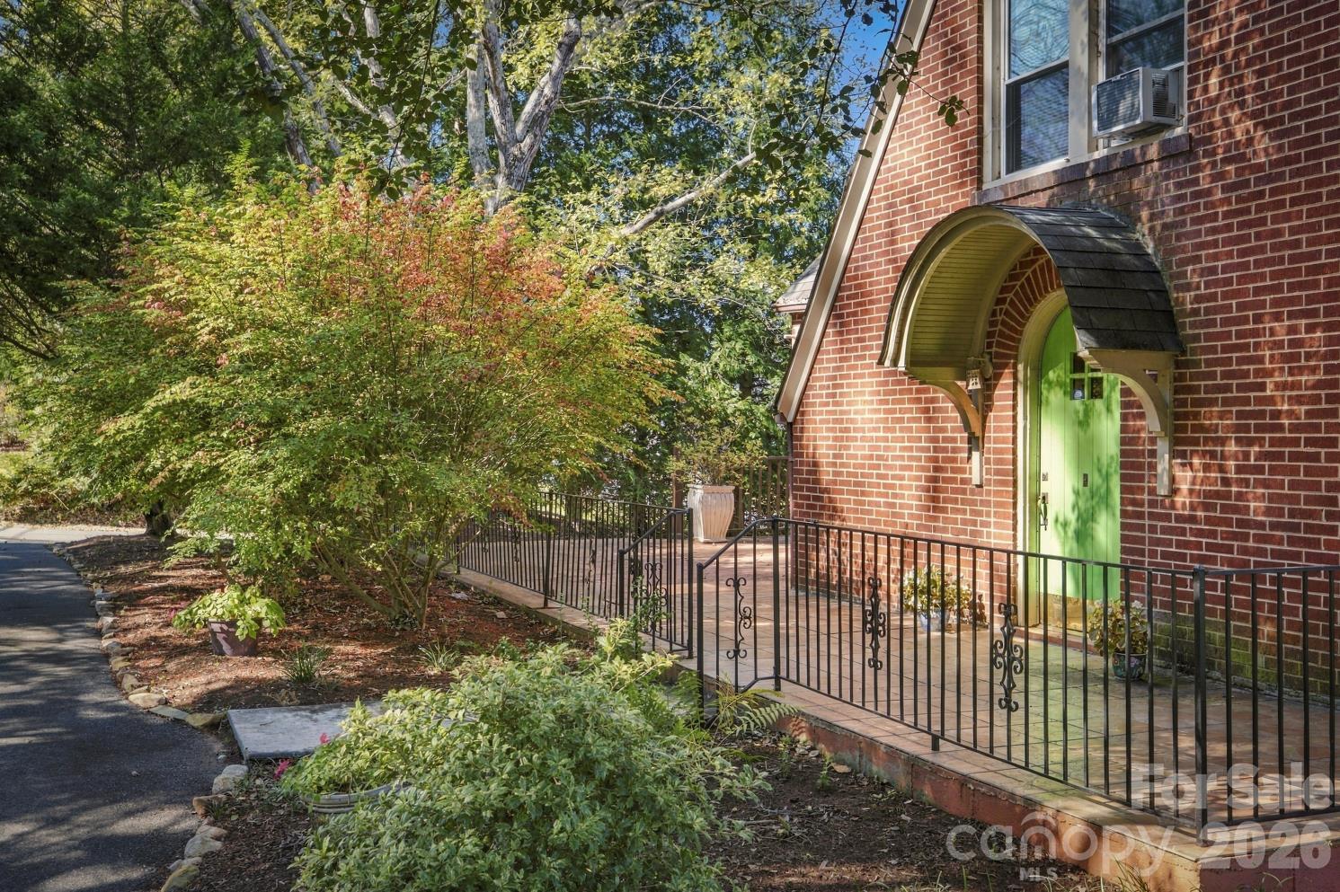 1205 E Union Street Property Photo 5