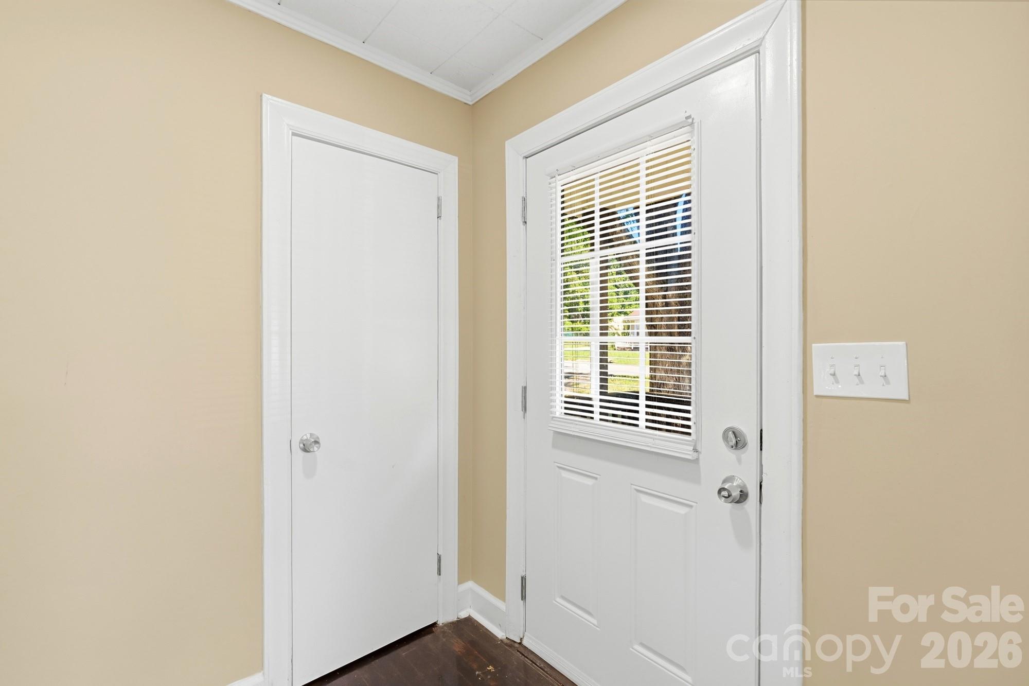 317 E 4th Avenue Property Photo 5