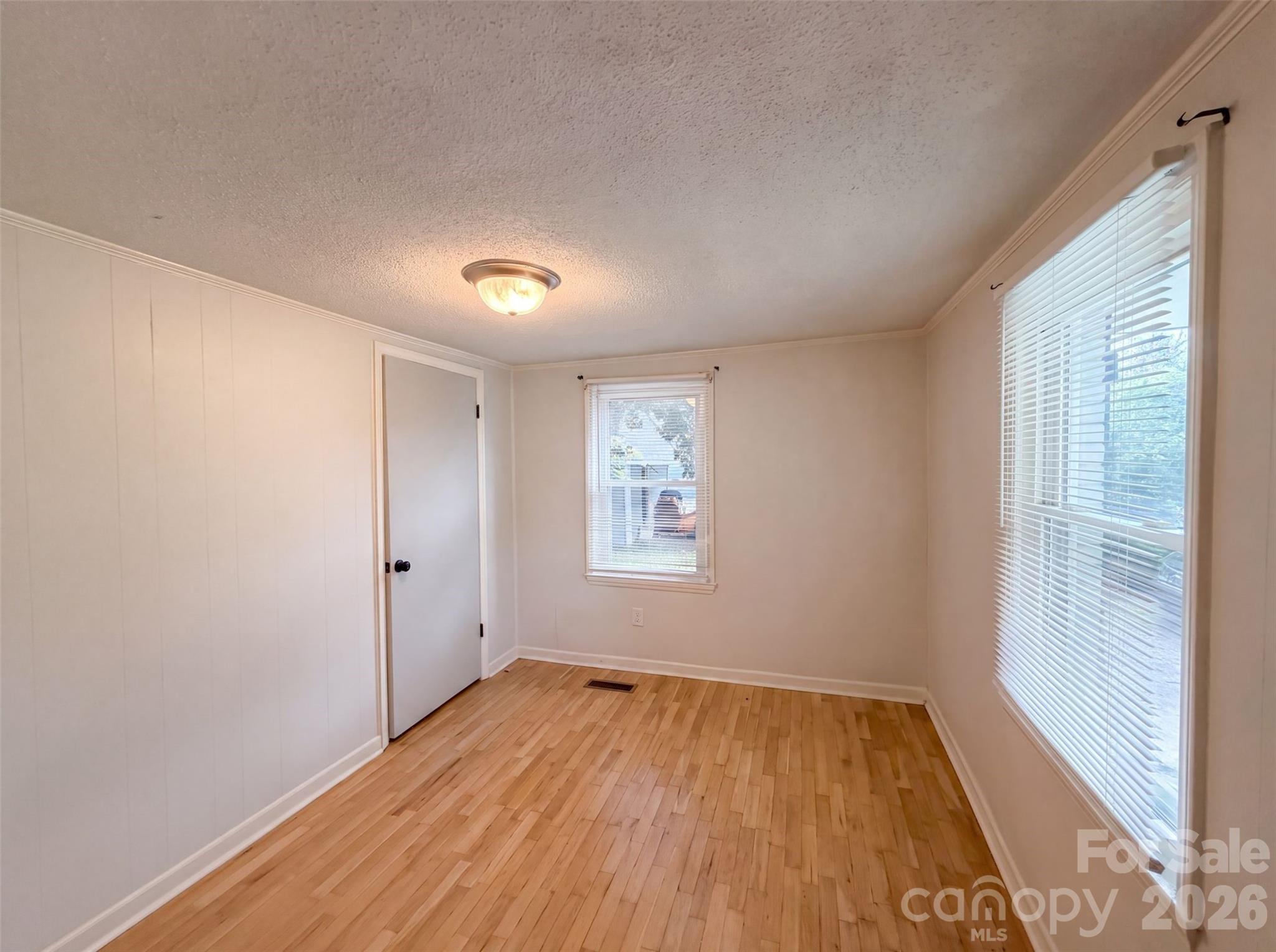 1017 White Lane Property Photo 4