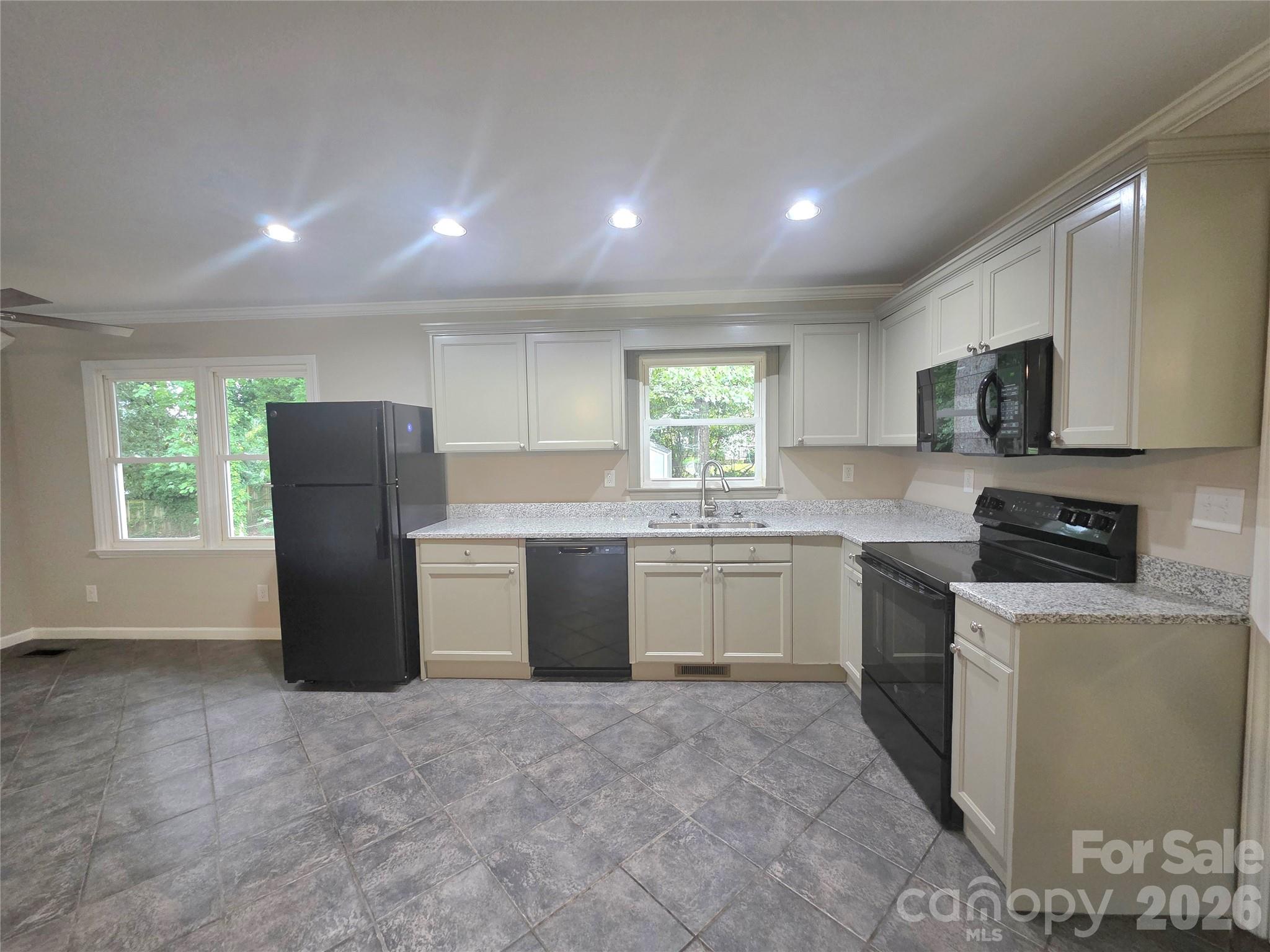 733 Crestwood Avenue Property Photo 4