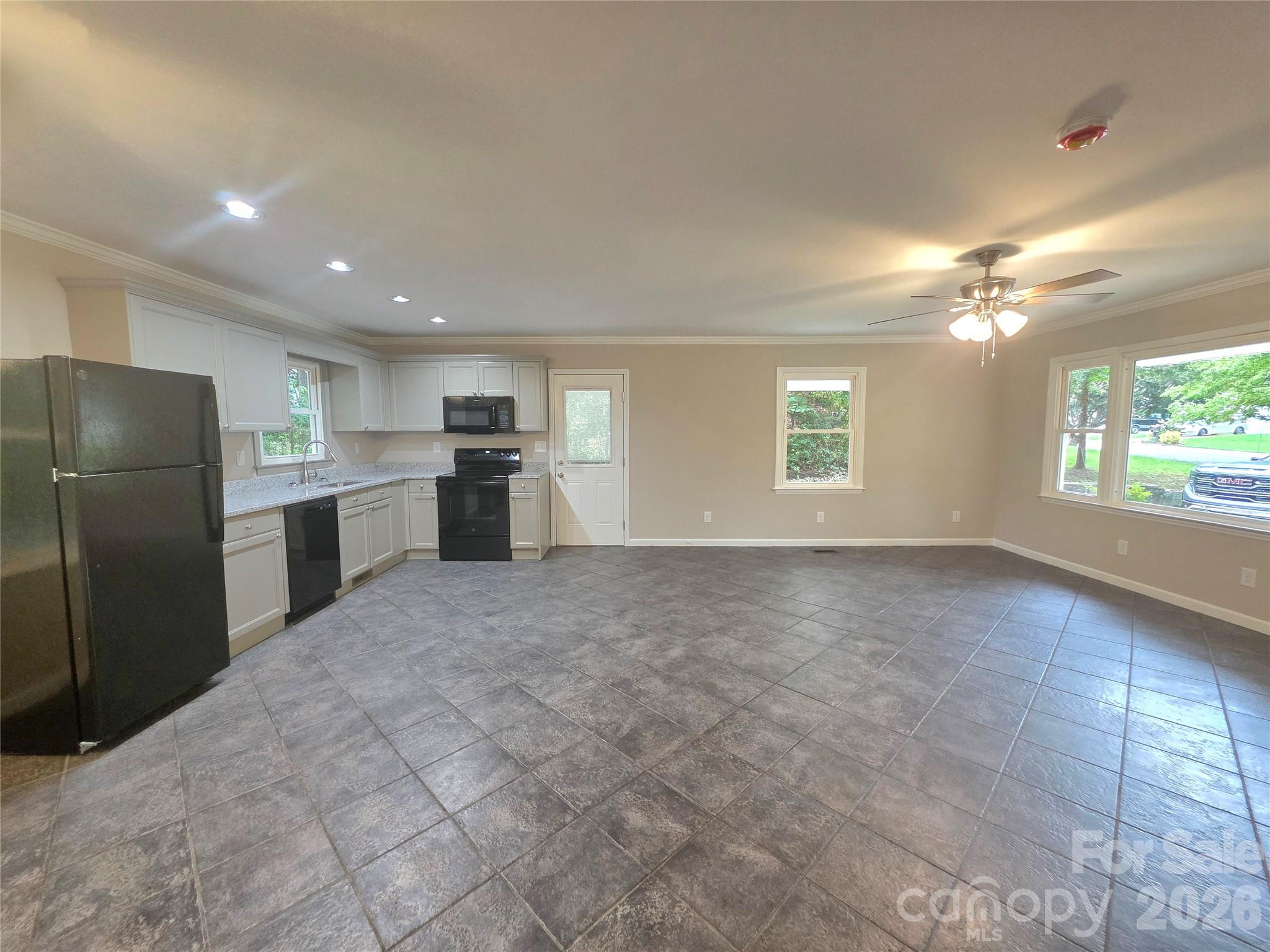 733 Crestwood Avenue Property Photo 5