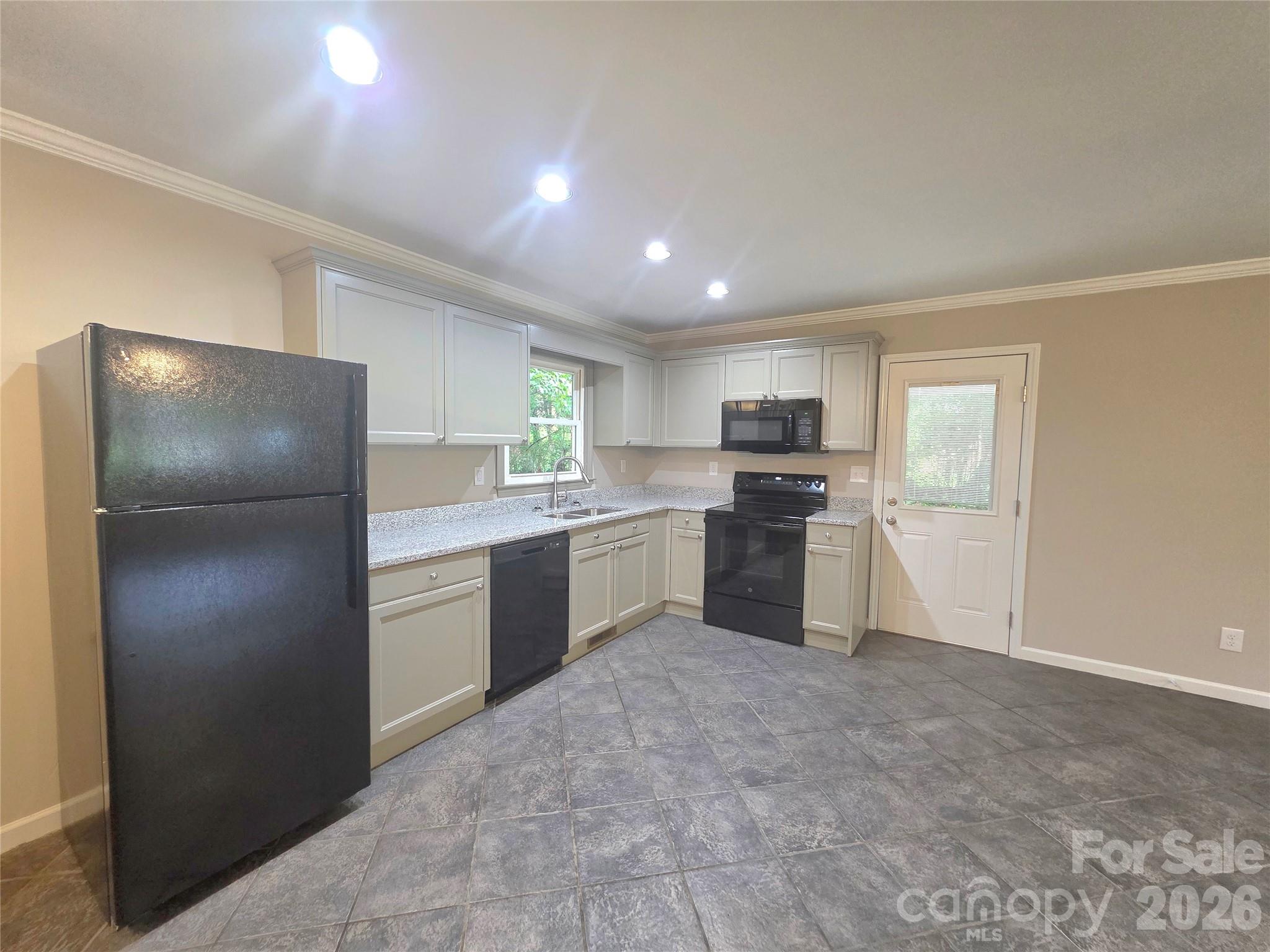 733 Crestwood Avenue Property Photo 6