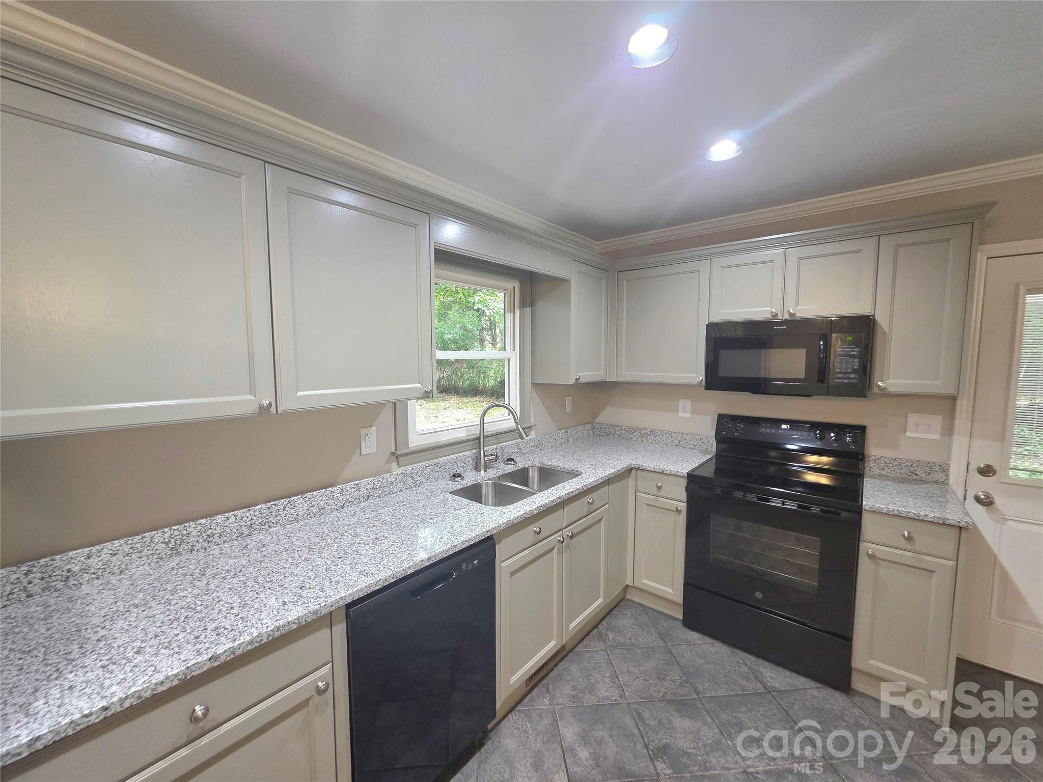 733 Crestwood Avenue Property Photo 7