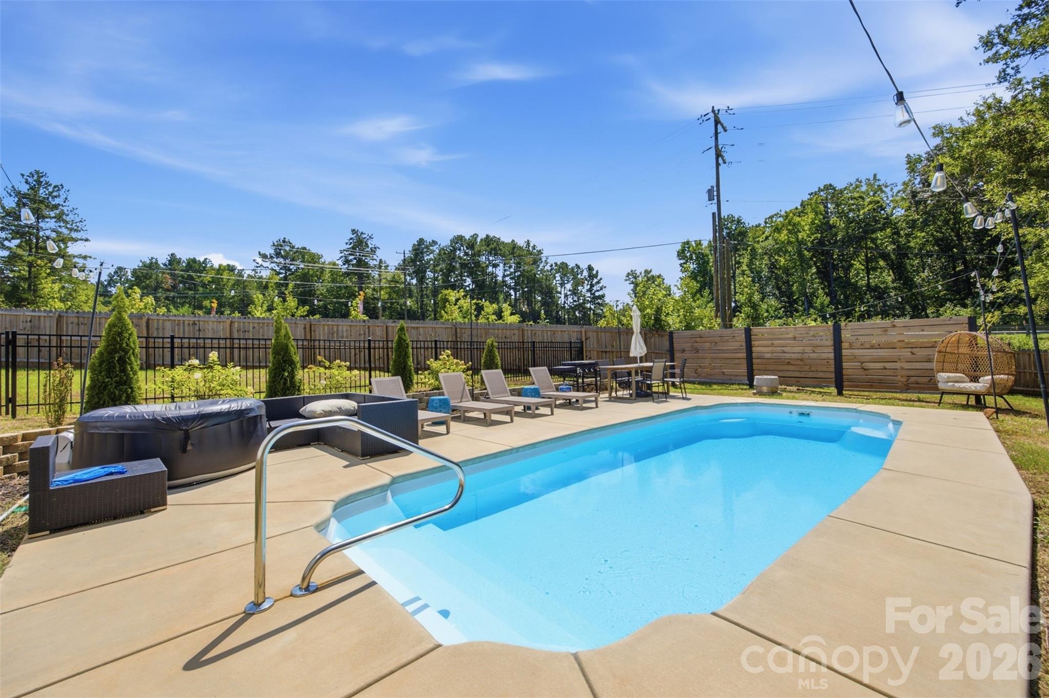 1382 W Rebound Road Property Photo 1