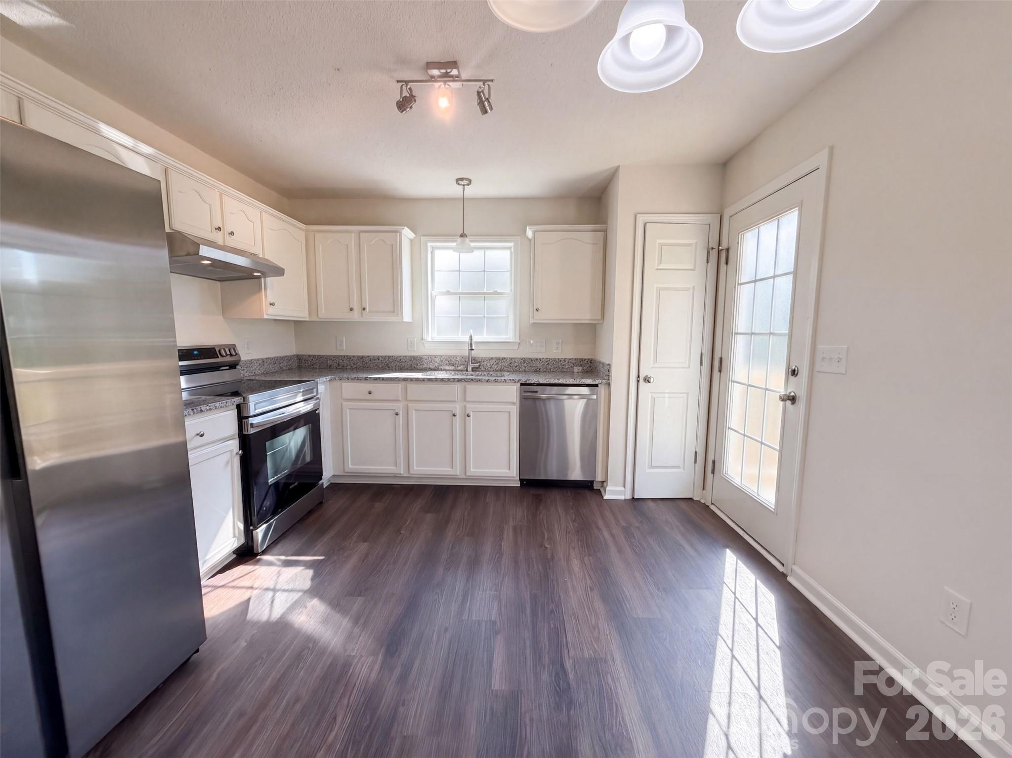 1667 Oakview Way Property Photo 3
