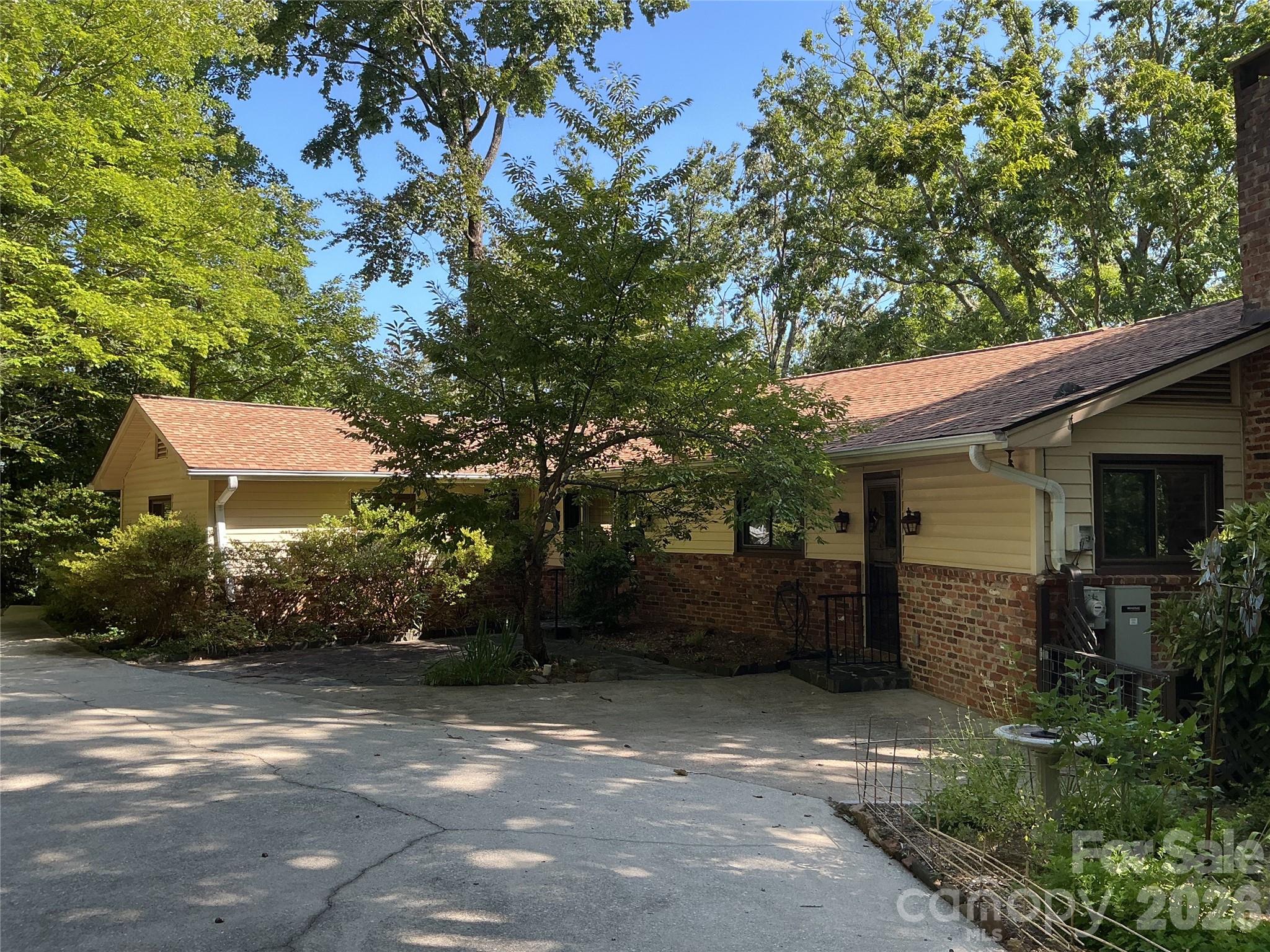 12 E Park Drive Property Photo 1