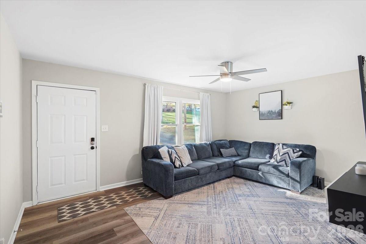 624 Dundeen Drive Property Photo 3
