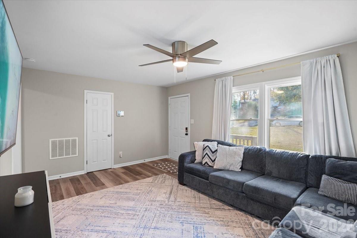624 Dundeen Drive Property Photo 4