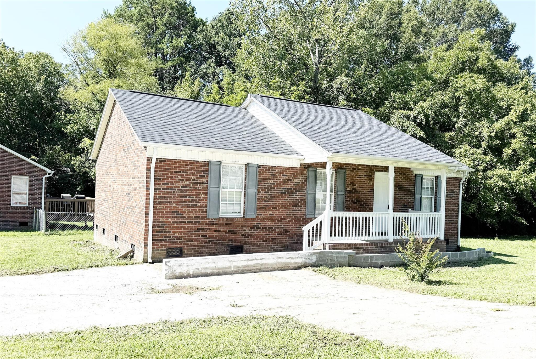 527 E Carpenter Street Property Photo 2