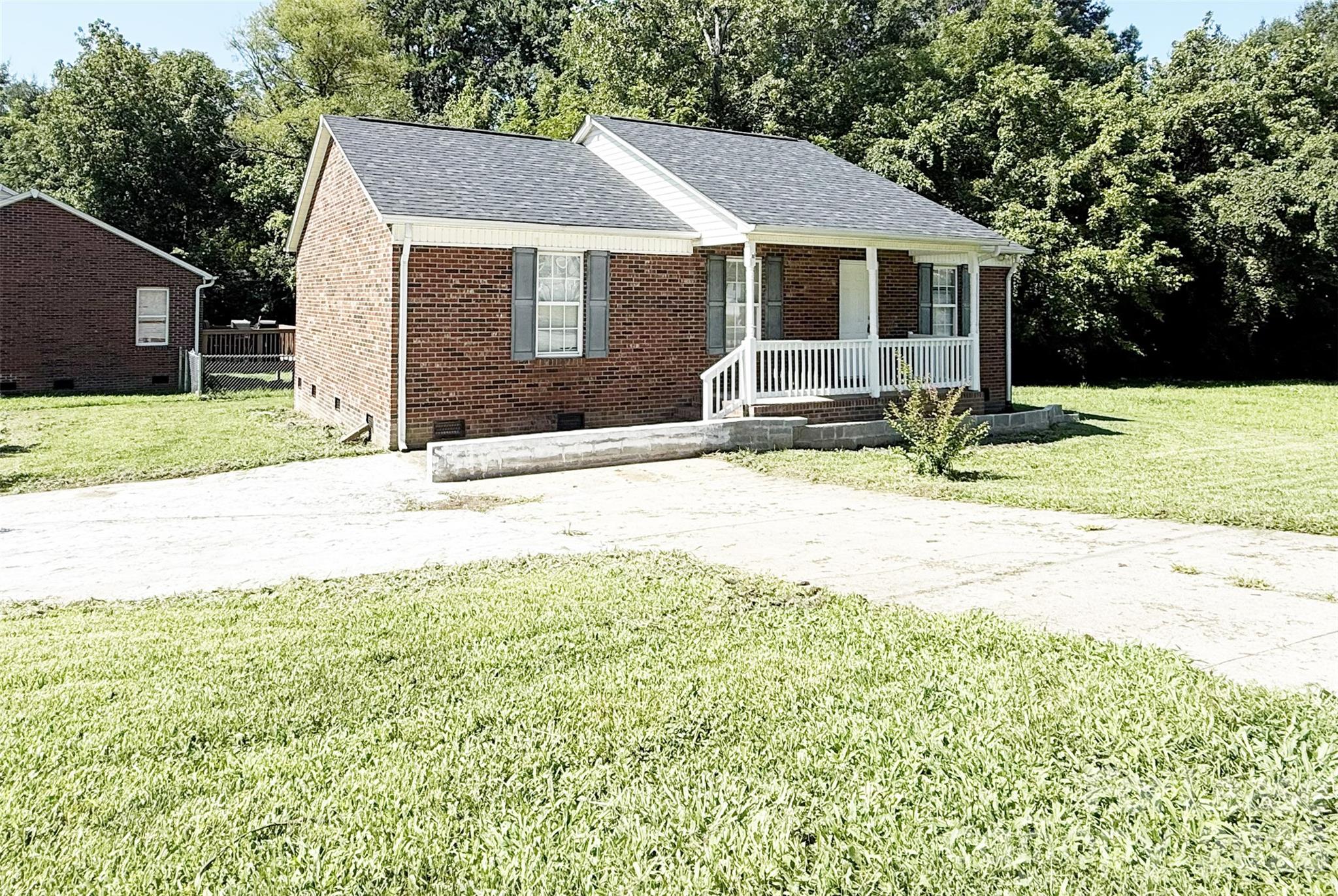 527 E Carpenter Street Property Photo 3