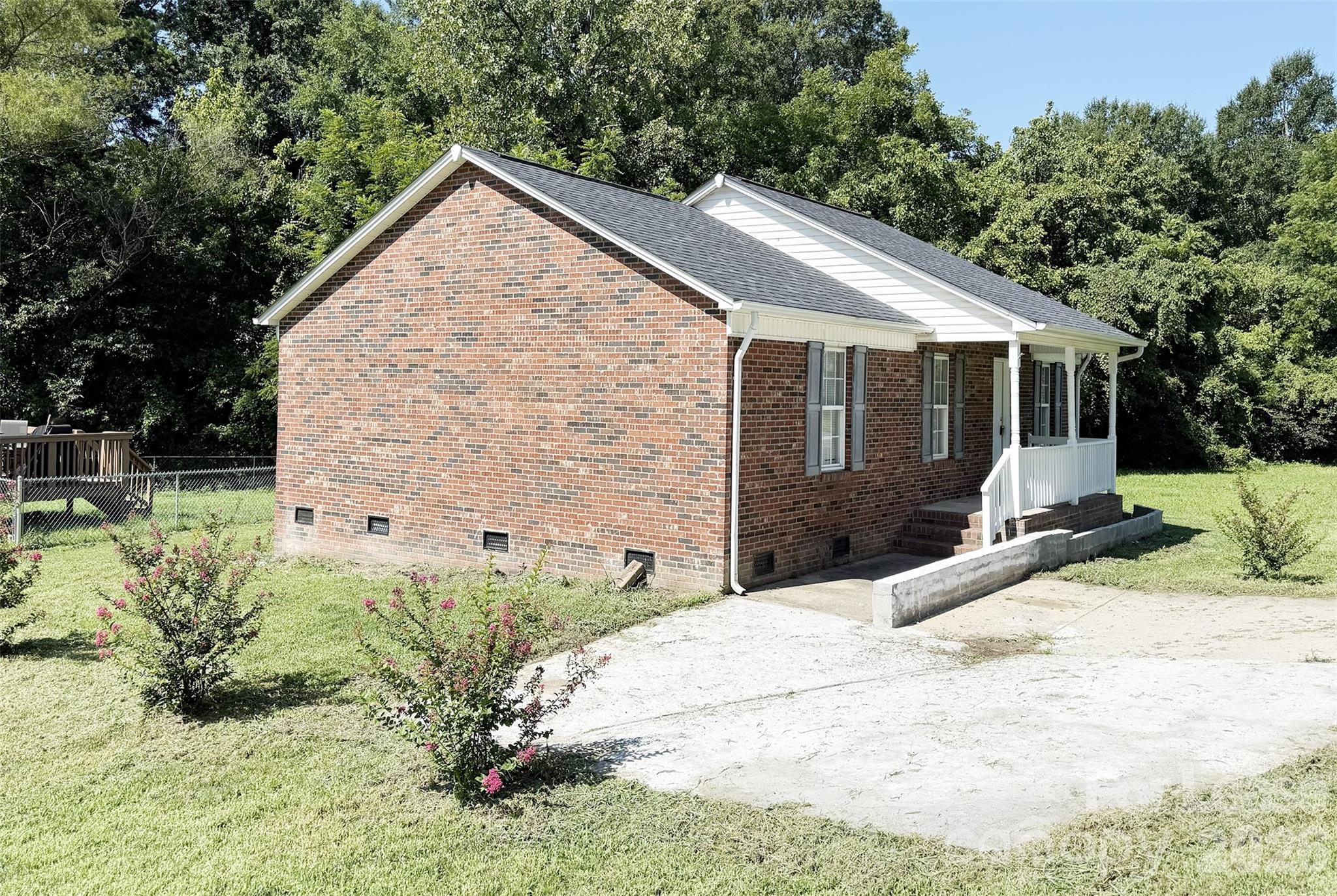 527 E Carpenter Street Property Photo 4