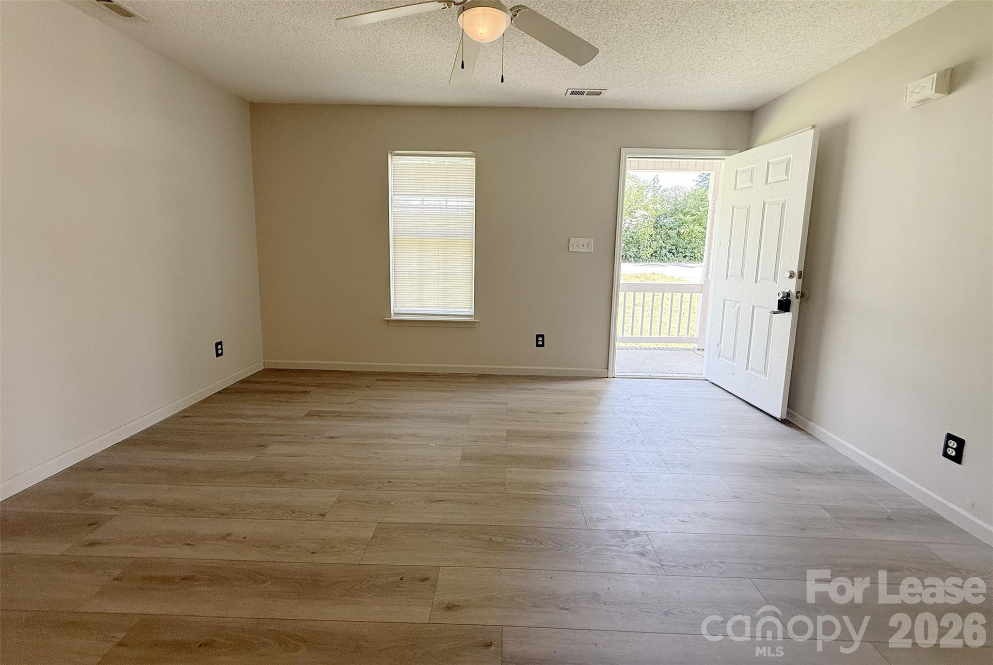 527 E Carpenter Street Property Photo 8
