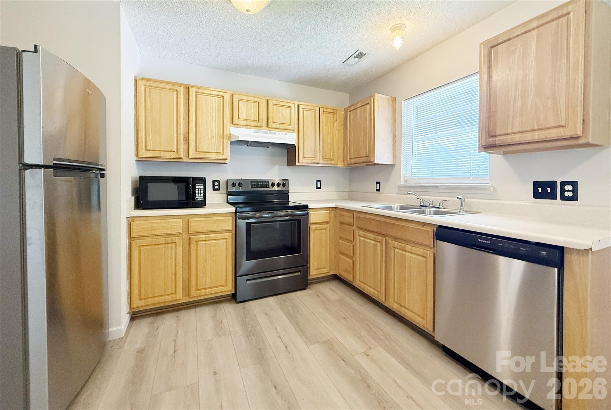 527 E Carpenter Street Property Photo 11