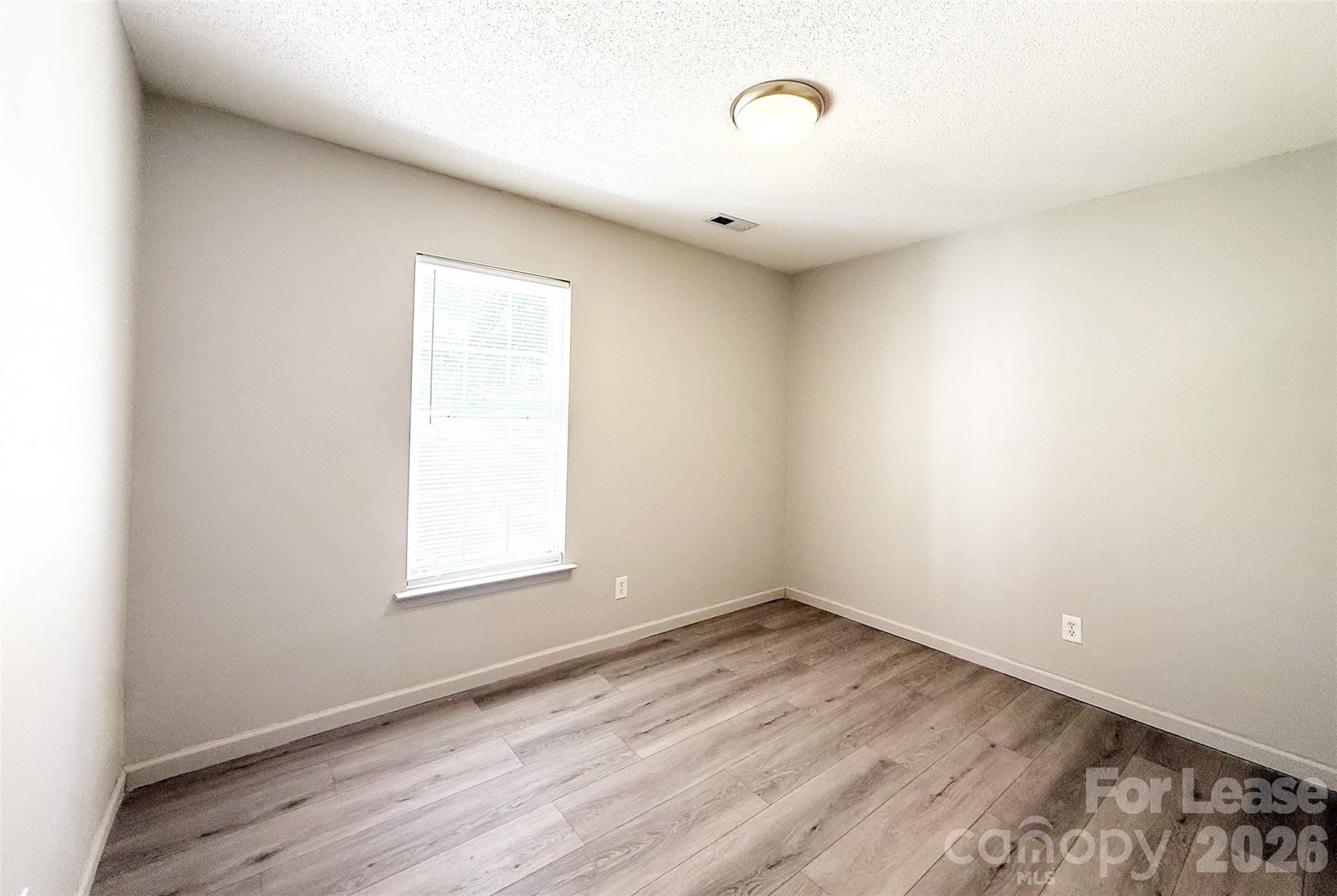 527 E Carpenter Street Property Photo 14