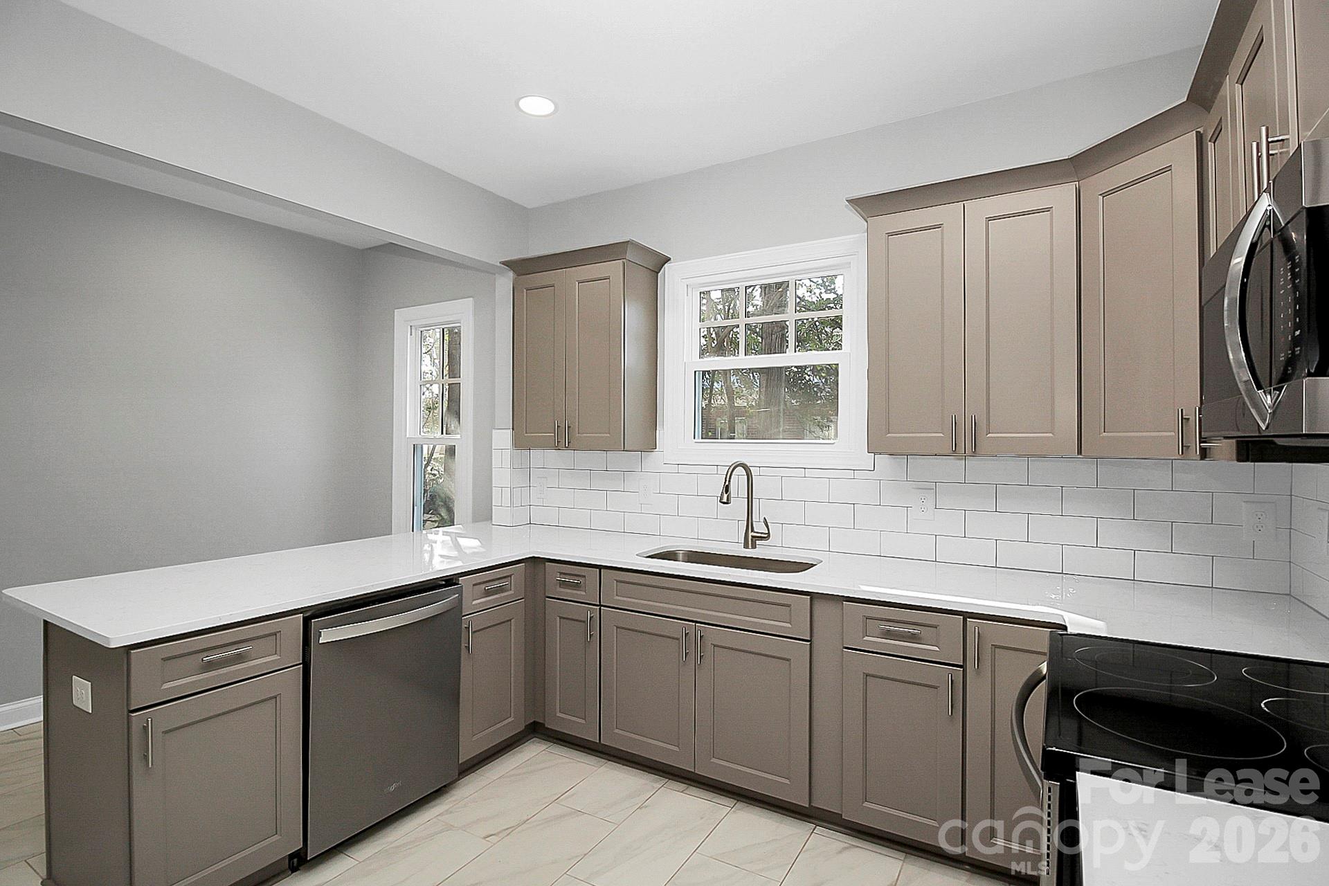 701 S York Street B Property Photo 4