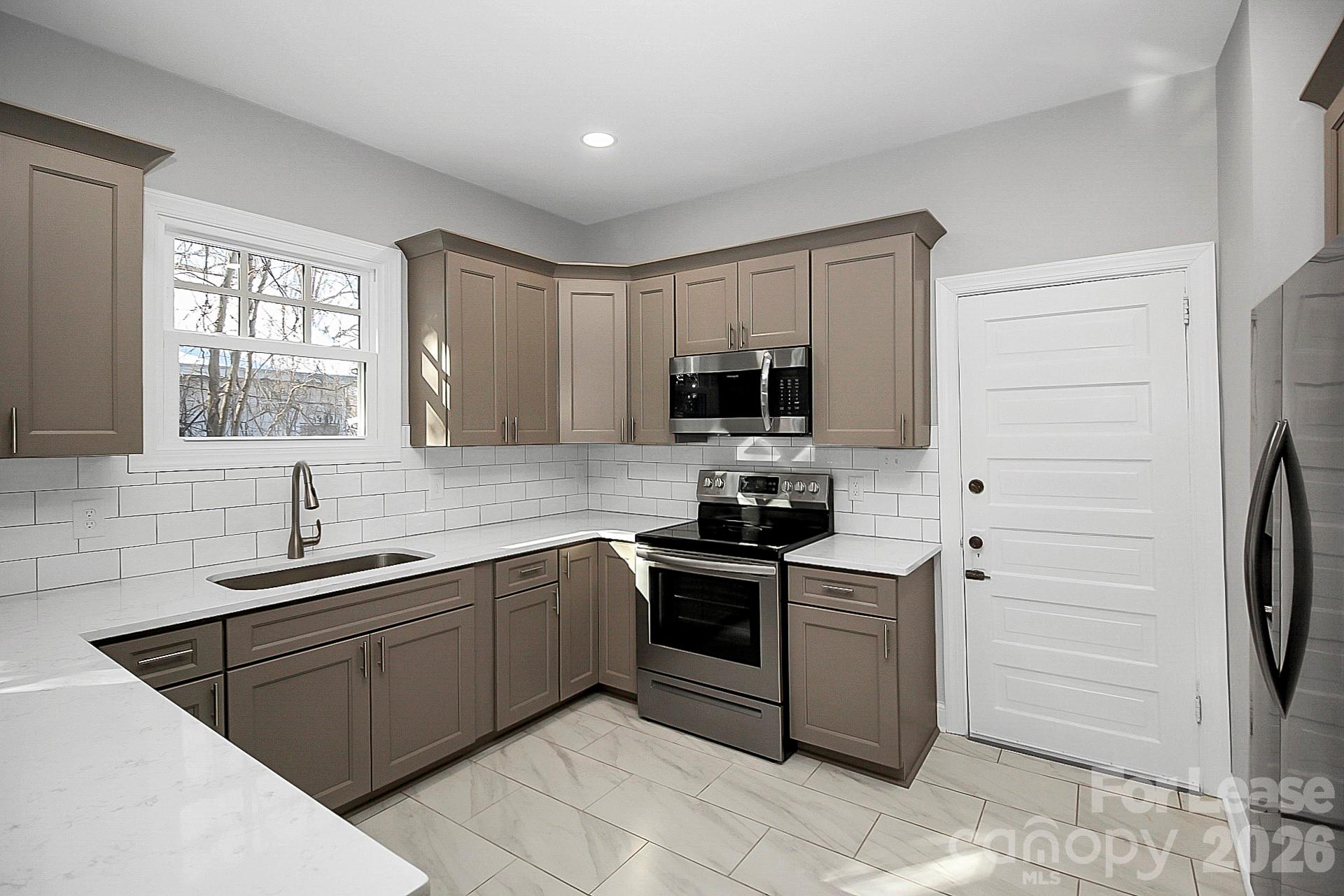 701 S York Street B Property Photo 5