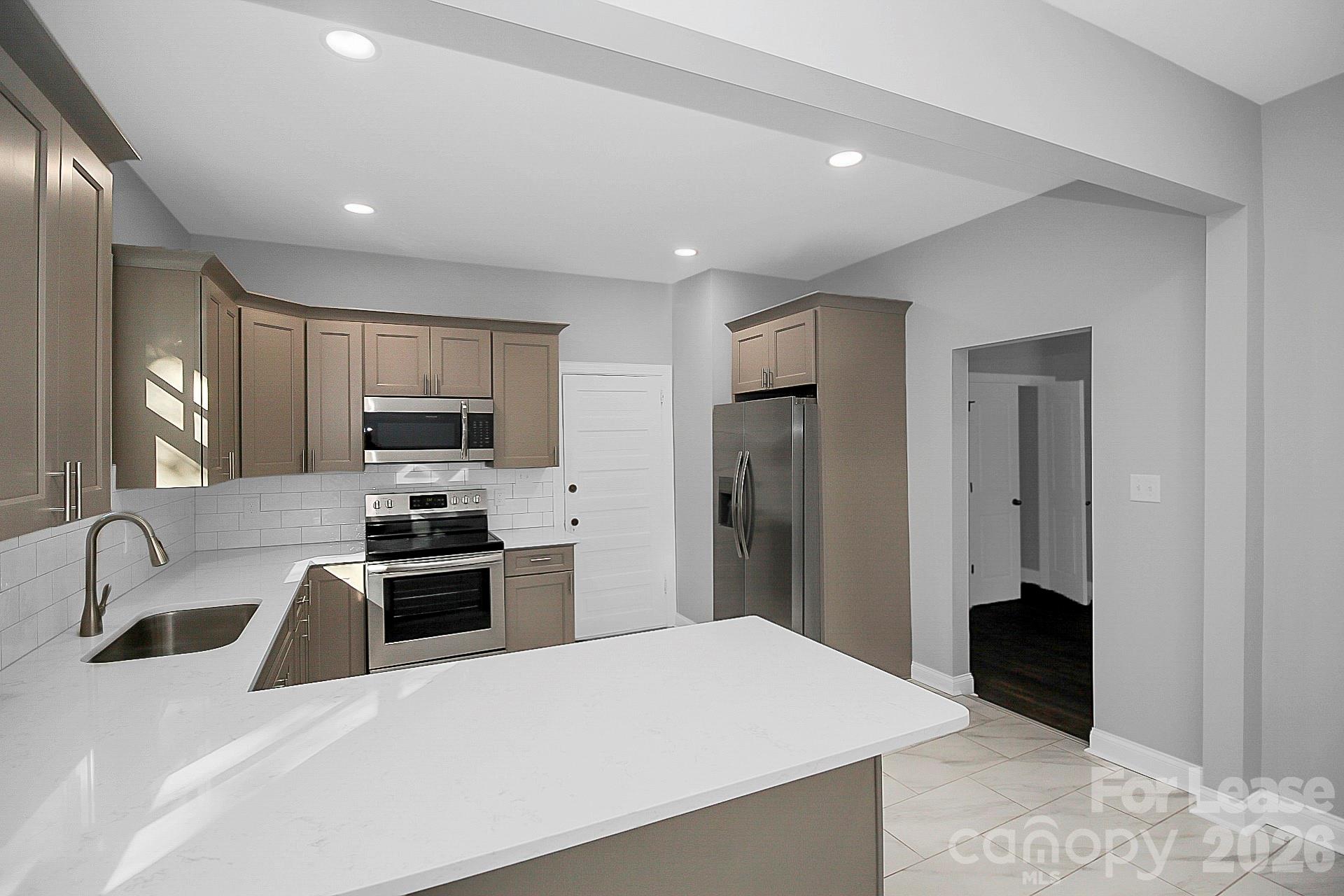 701 S York Street B Property Photo 6